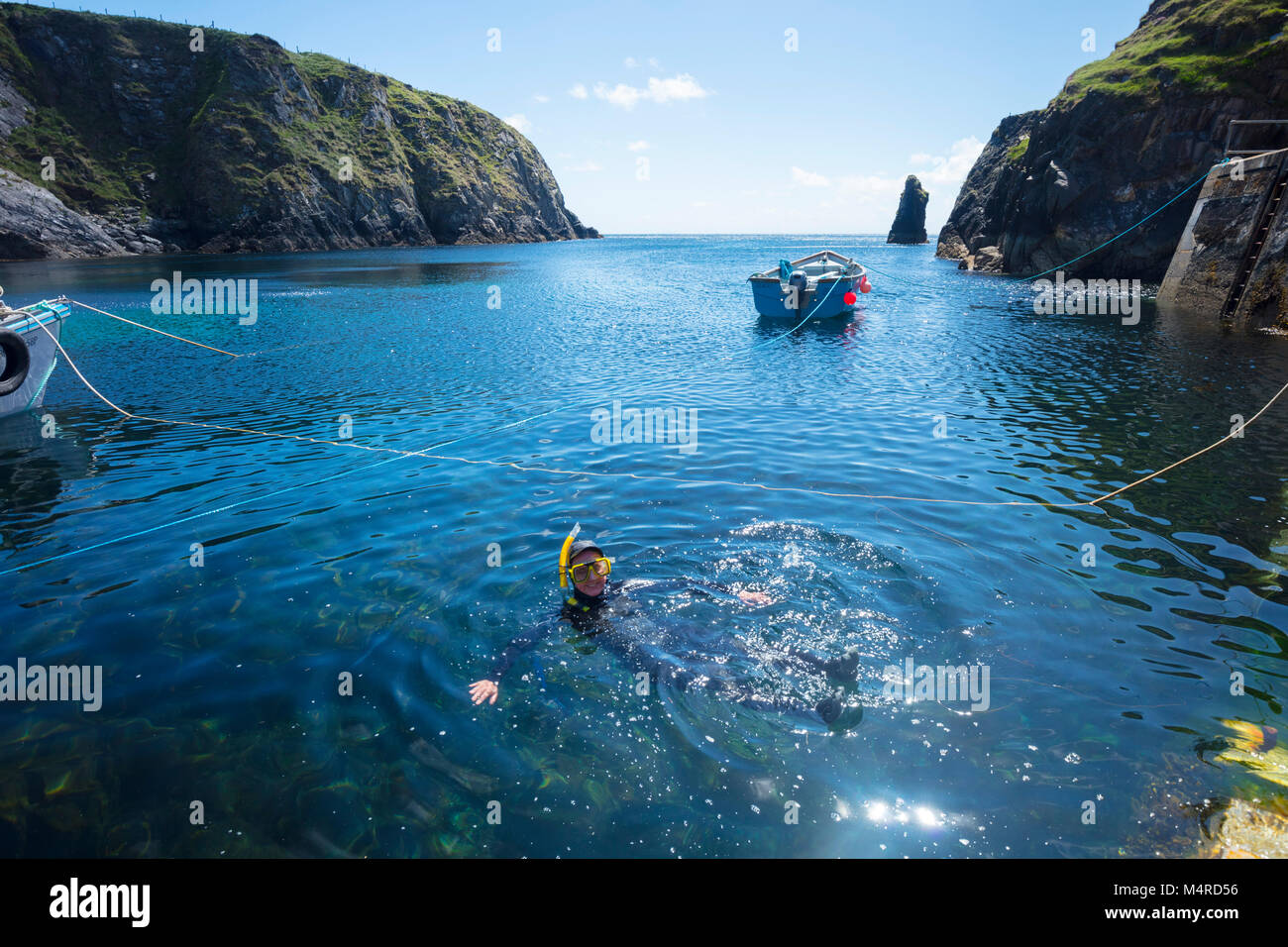 Plongée avec tuba dans Malin Beg Harbour, comté de Donegal, Irlande. Banque D'Images