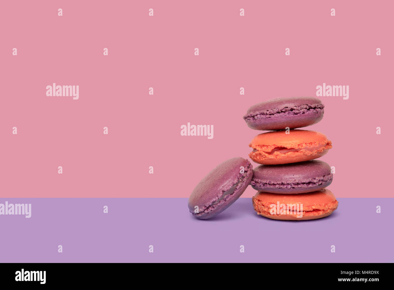 Macarons français sur fond de couleur violet pastel. Macaron dessert français. Banque D'Images
