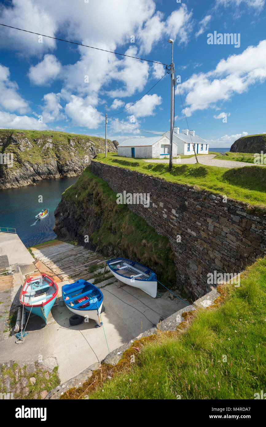 Des bateaux de pêche à l'Malin Beg Harbour, comté de Donegal, Irlande. Banque D'Images