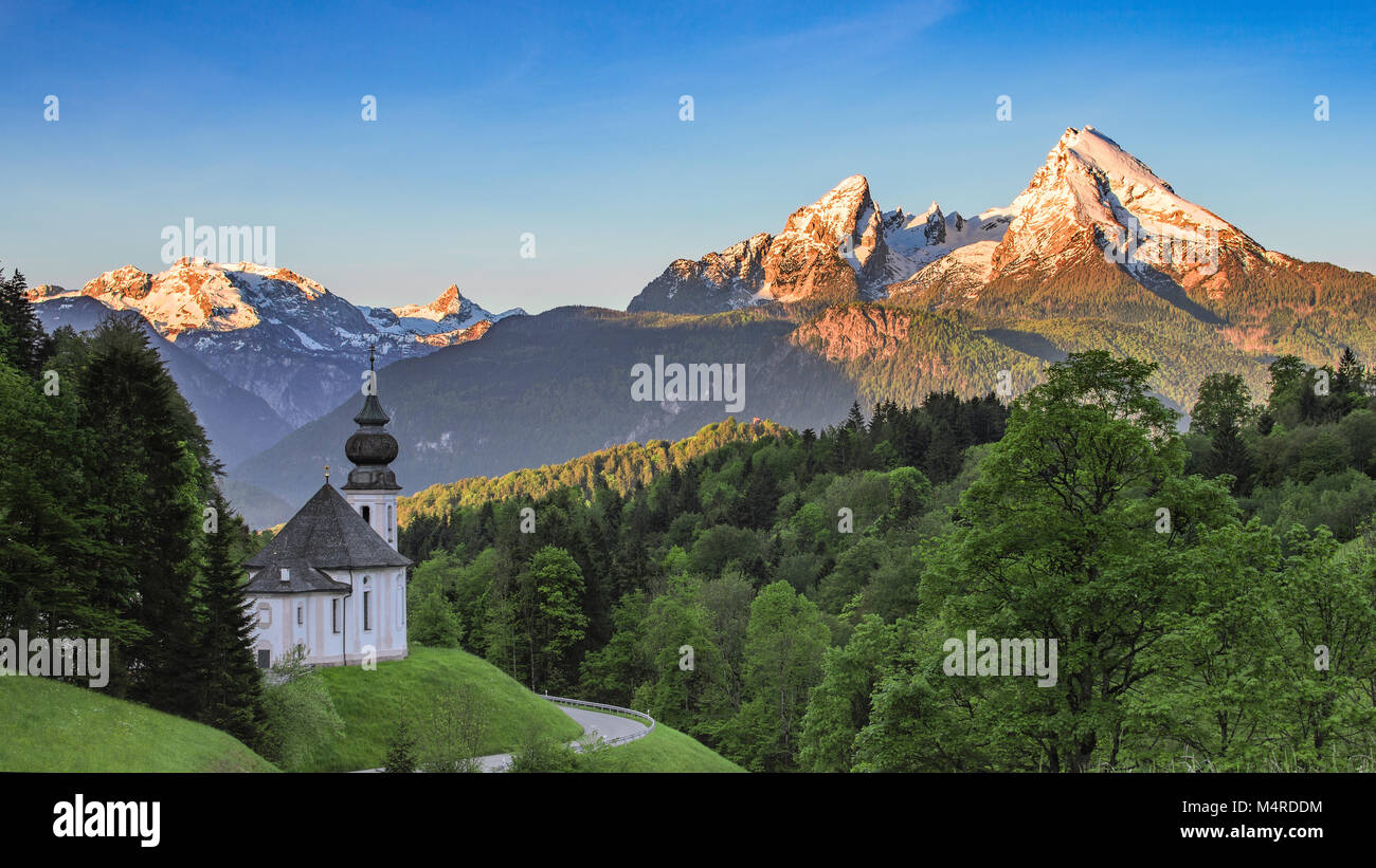 Vue panoramique de printemps Maria Gern église dans le parc national de Berchtesgaden allemand avec sommet enneigé de la montagne Watzmann Banque D'Images