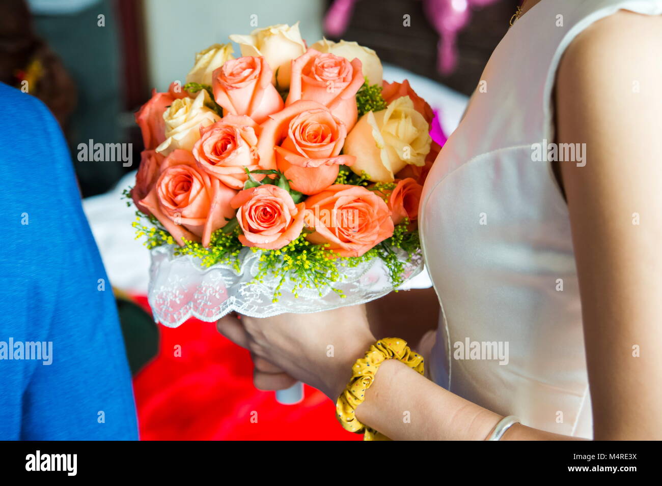Femme tenant un gros bouquet de rose close up Banque D'Images