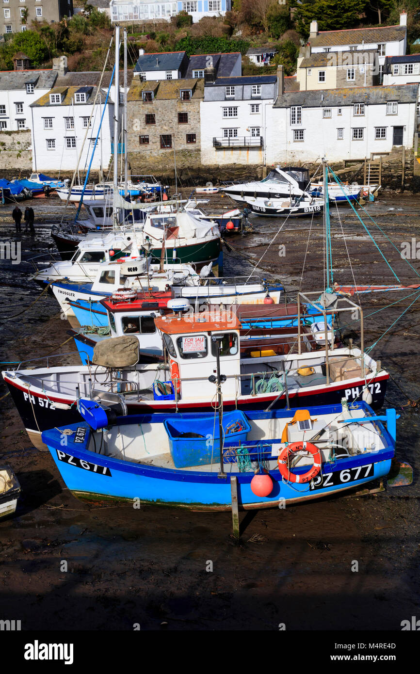 Bateaux de pêche côtiers colorés s'échouer à marée basse dans le port de Polperro, Cornwall, UK Banque D'Images