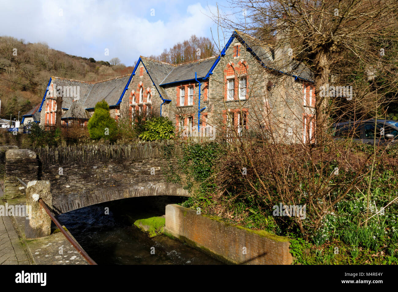 Soleil d'hiver sur le village hall à Cornwall, UK, Polperro Banque D'Images Soleil d'hiver sur le village hall à Cornwall, UK, Polperro Banque D'Images