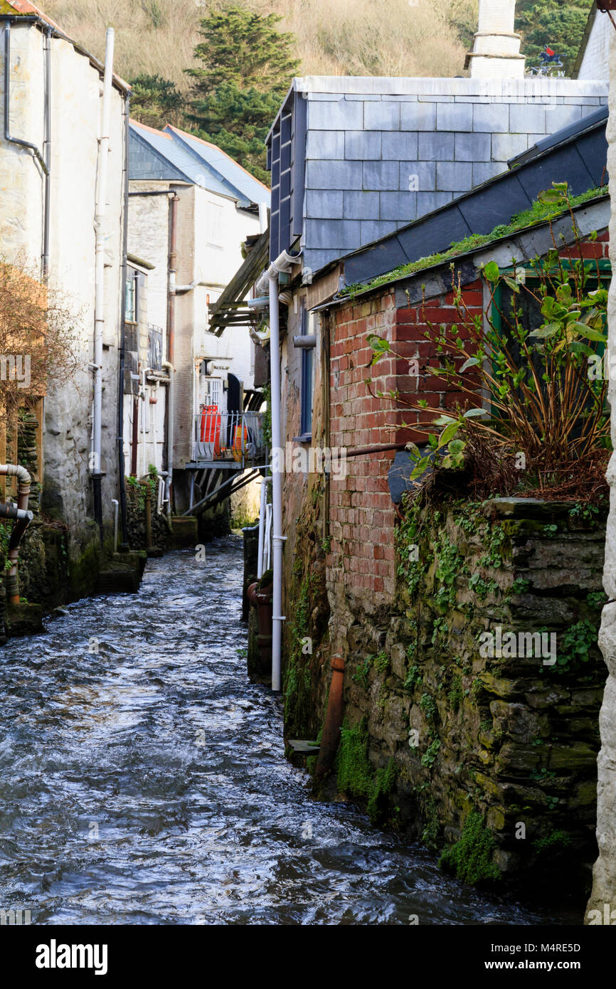 Rivière à courant rapide Pol Polperro, Cornwall, UK court entre étroitement placé maisons anciennes Banque D'Images