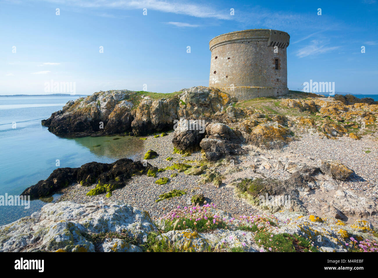 La tour martello sur Ireland's Eye, Howth Head, comté de Dublin, Irlande. Banque D'Images