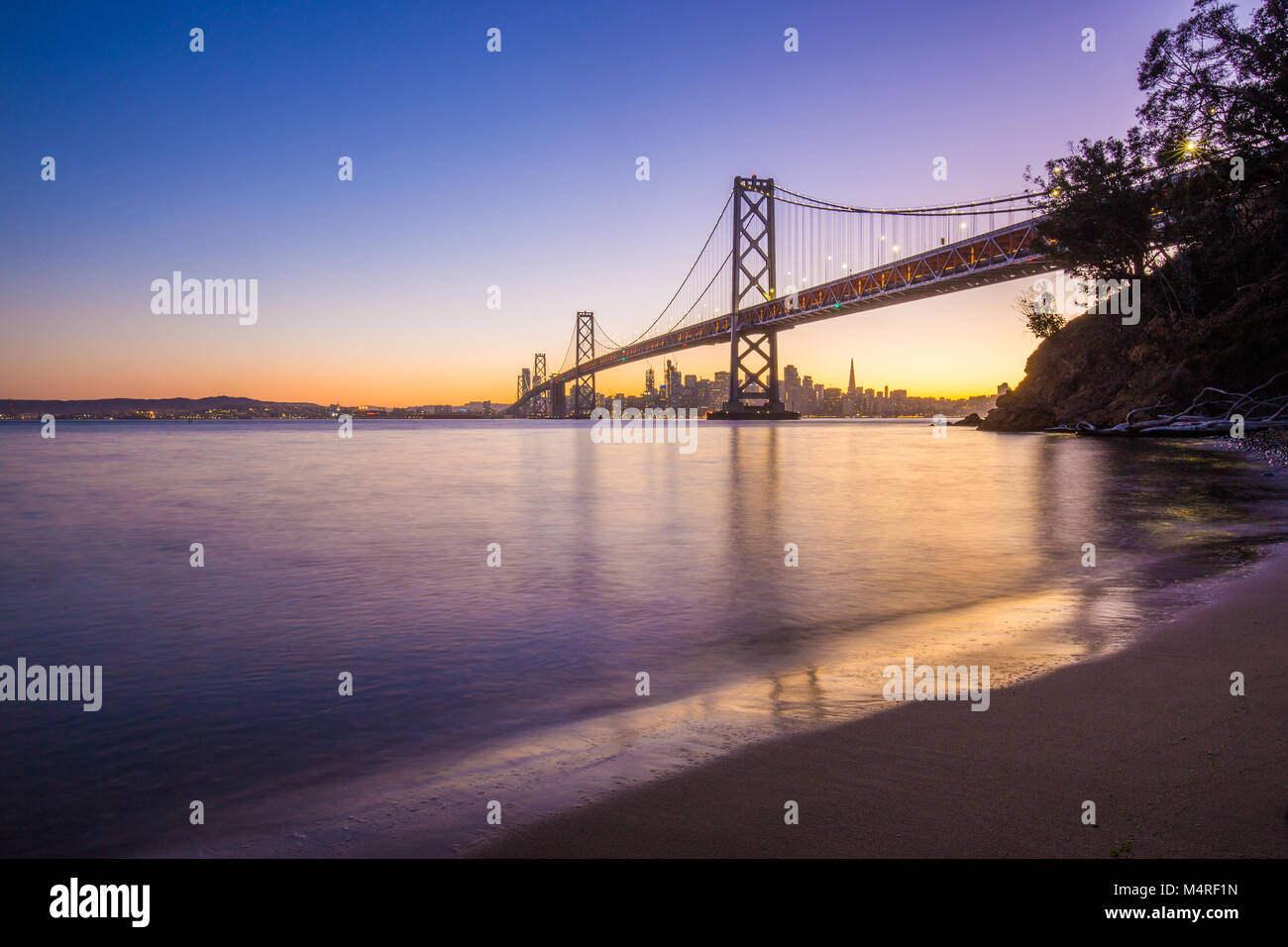 Classic vue panoramique de San Francisco skyline avec célèbre Oakland Bay Bridge illuminée en magnifique lumière du soir au coucher du soleil en été, San Banque D'Images