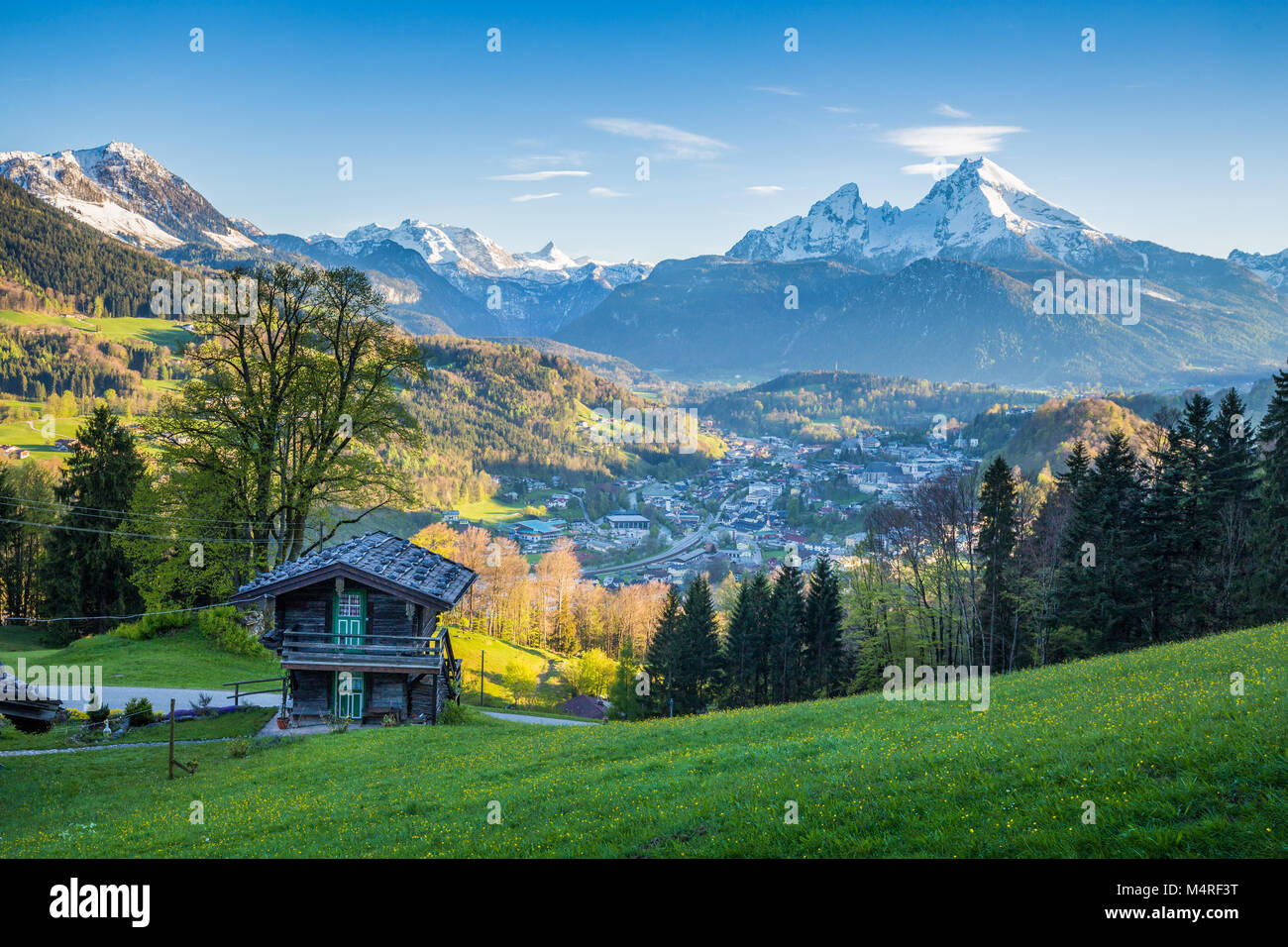 Belle vue sur le paysage de montagne alpin idyllique avec chalet de montagne traditionnel et snowcapped mountain peaks dans la région de scenic dernière lumière du soir en été Banque D'Images