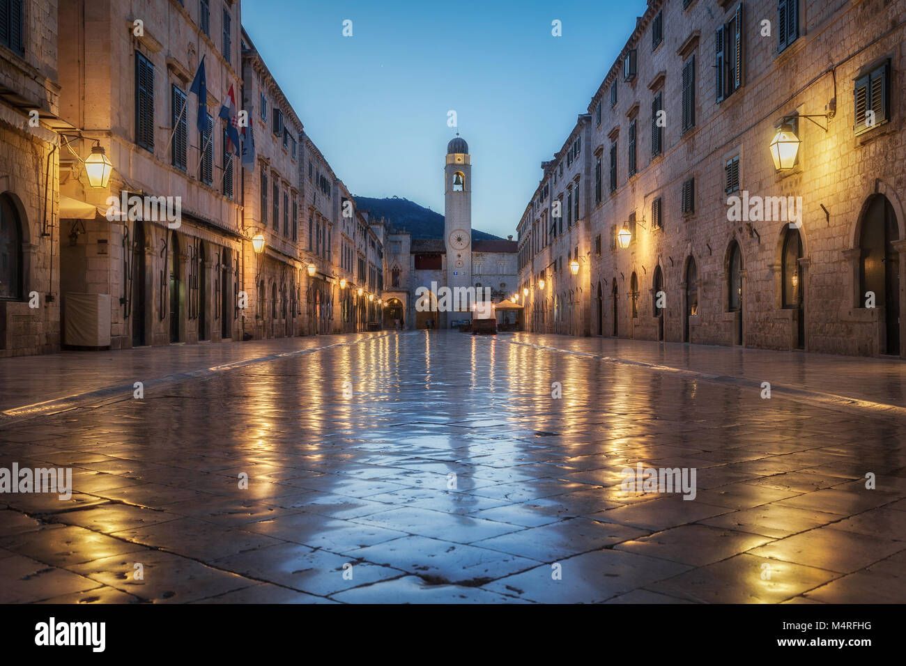 Classic vue panoramique de Stradun célèbre, la rue principale de la vieille ville de Dubrovnik, dans un beau matin avant le lever du soleil à l'aube au crépuscule en été Banque D'Images