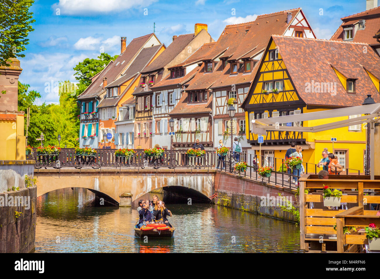 Belle vue sur la ville historique de Colmar, également connu sous le nom de la Petite Venise, avec les touristes de prendre un bateau le long de maisons aux couleurs traditionnelles, Alsace Banque D'Images