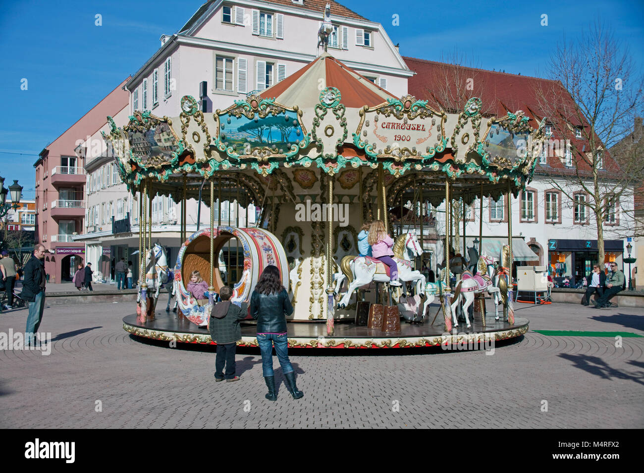 Maedchen einem historisches Kinderkarussell aus dem Jahr 1900, Haguenau, Alsace, France, Europe | Les jeunes filles dans un rond-point historique, Carro Banque D'Images