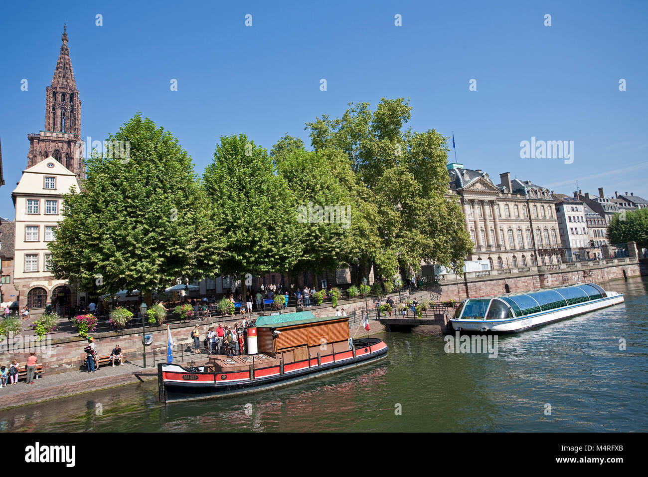 Point de départ pour des excursions en bateau sur l'Ill iver, vue sur la cathédrale de Strasbourg, Alsace, Bas-Rhin, France, Europe Banque D'Images