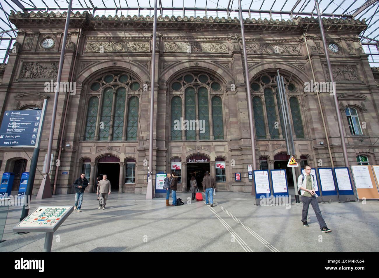 La gare, la construction moderne en verre couvre l'ancien bâtiment du xixe siècle, Strasbourg, Alsace, Bas-Rhin, France, Europe Banque D'Images