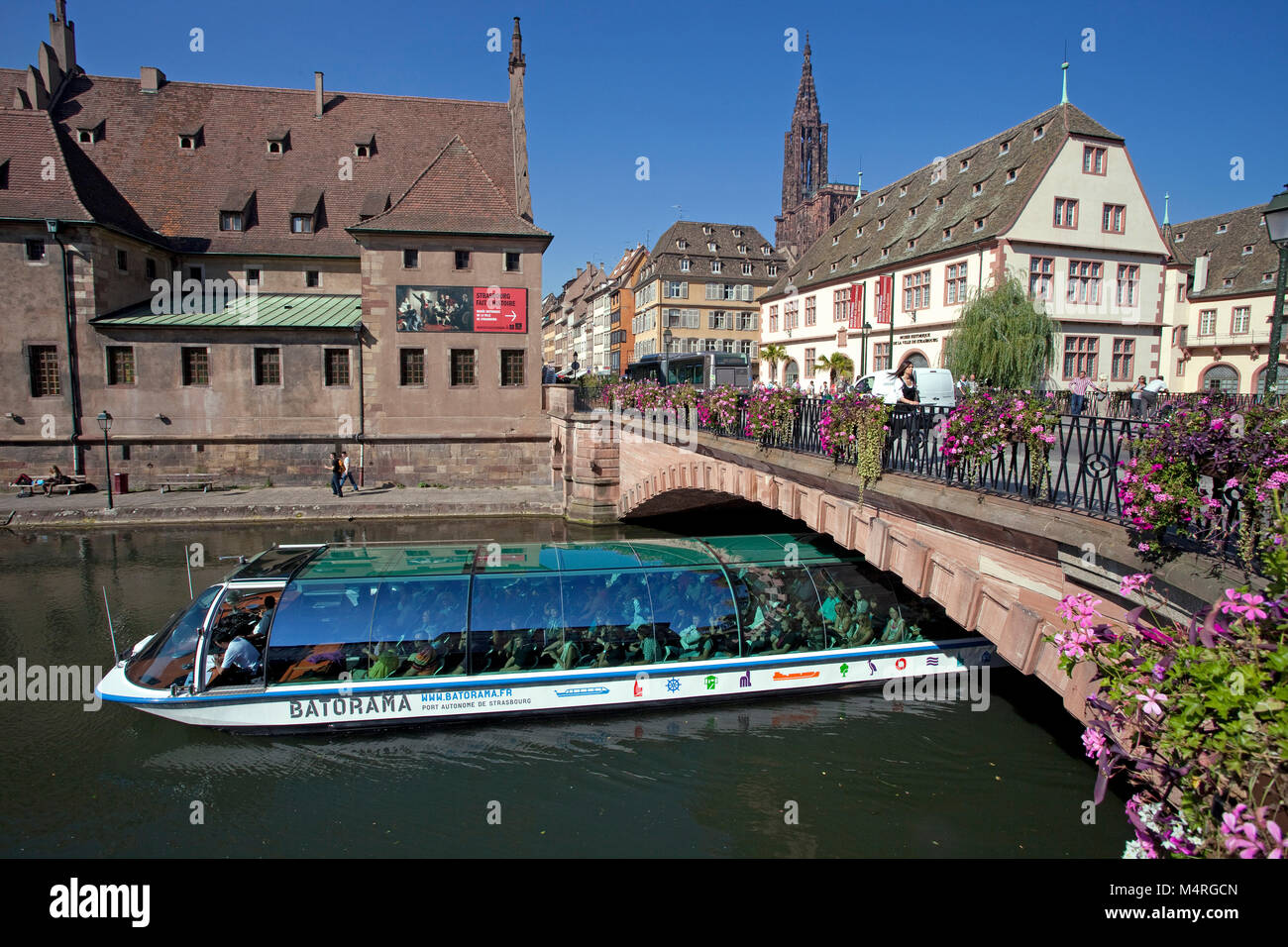 Voyage en bateau sur l'Ill, le Pont Corbeau avec vue sur la vieille maison de service et de la cathédrale de Strasbourg, Alsace, Bas-Rhin, France, Europe Banque D'Images