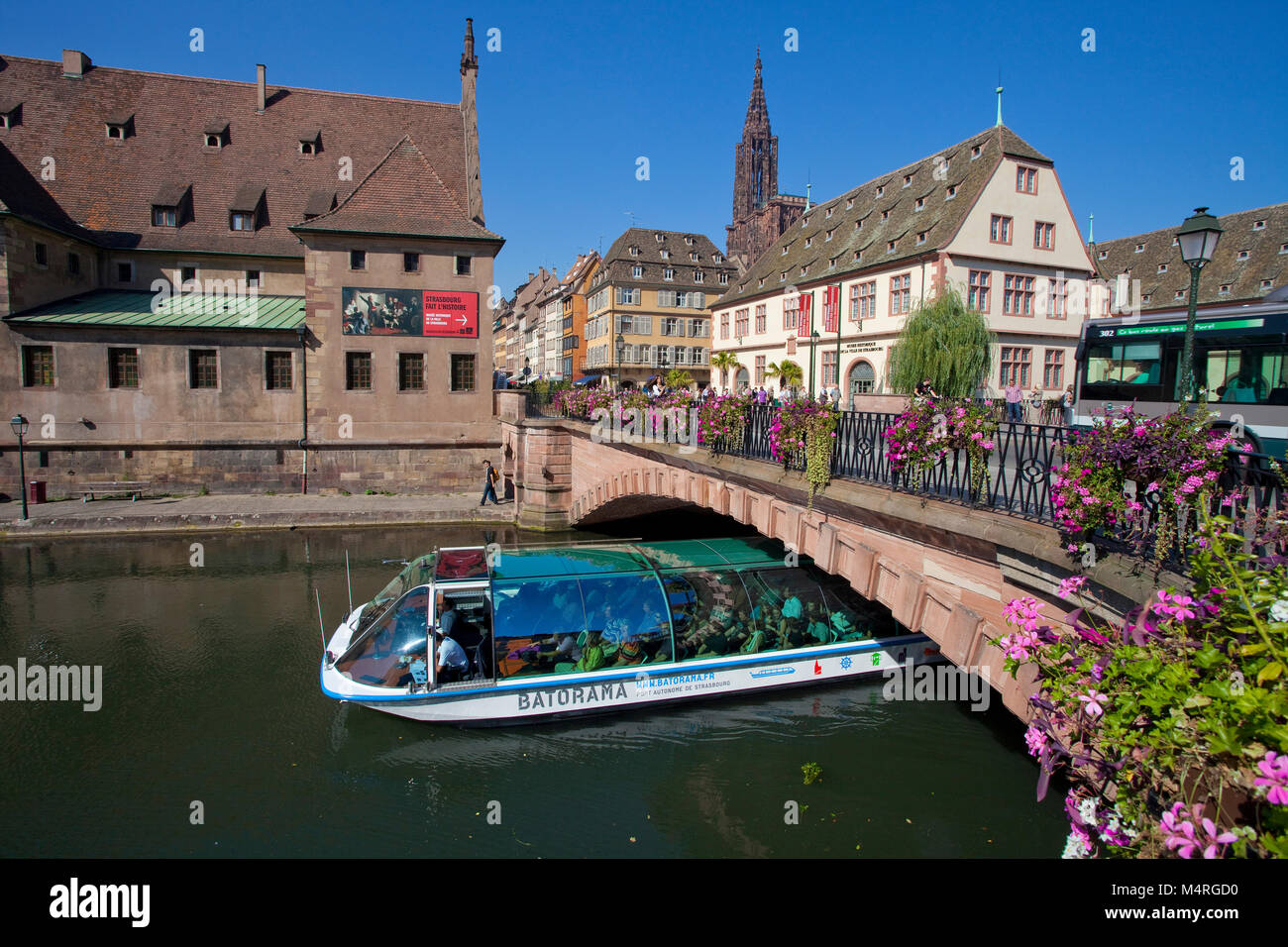 Voyage en bateau sur l'Ill, le Pont Corbeau avec vue sur la vieille maison de service et de la cathédrale de Strasbourg, Alsace, Bas-Rhin, France, Europe Banque D'Images