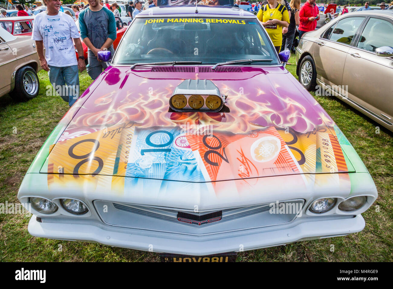 L'Australie, Nouvelle Galles du Sud, Côte centrale, l'entrée, plaqués de peinture sur le capot d'une Holden Commodore HSV GTS berline haute performance, exposé Banque D'Images