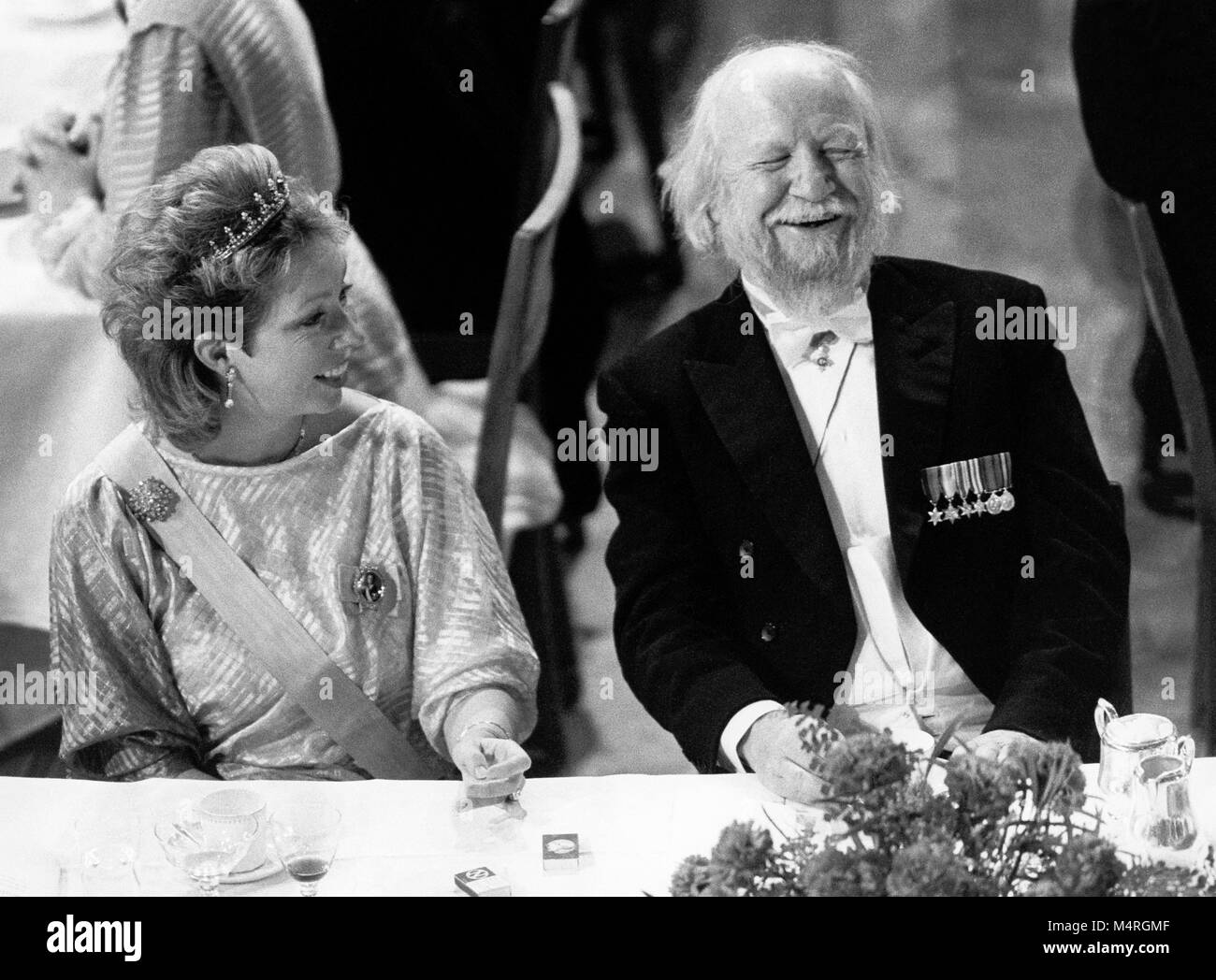 L'auteur britannique William Golding, prix Nobel de littérature en laureatet Nobel à Banquete table avec la princesse Christina de Suède 1983 Banque D'Images