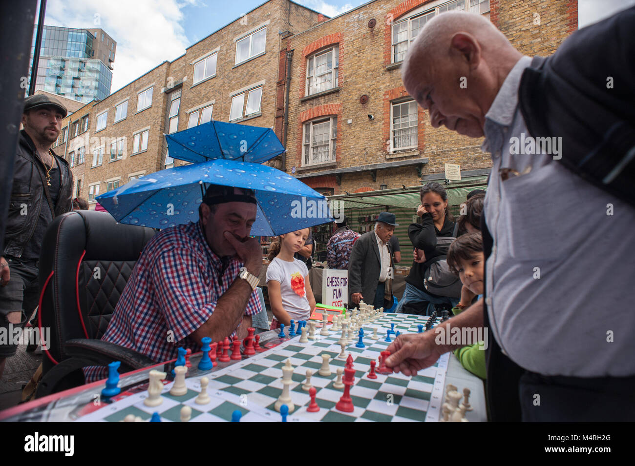 Londres, Royaume-Uni. Joueurs d'échecs, Brick Lane Market. Banque D'Images