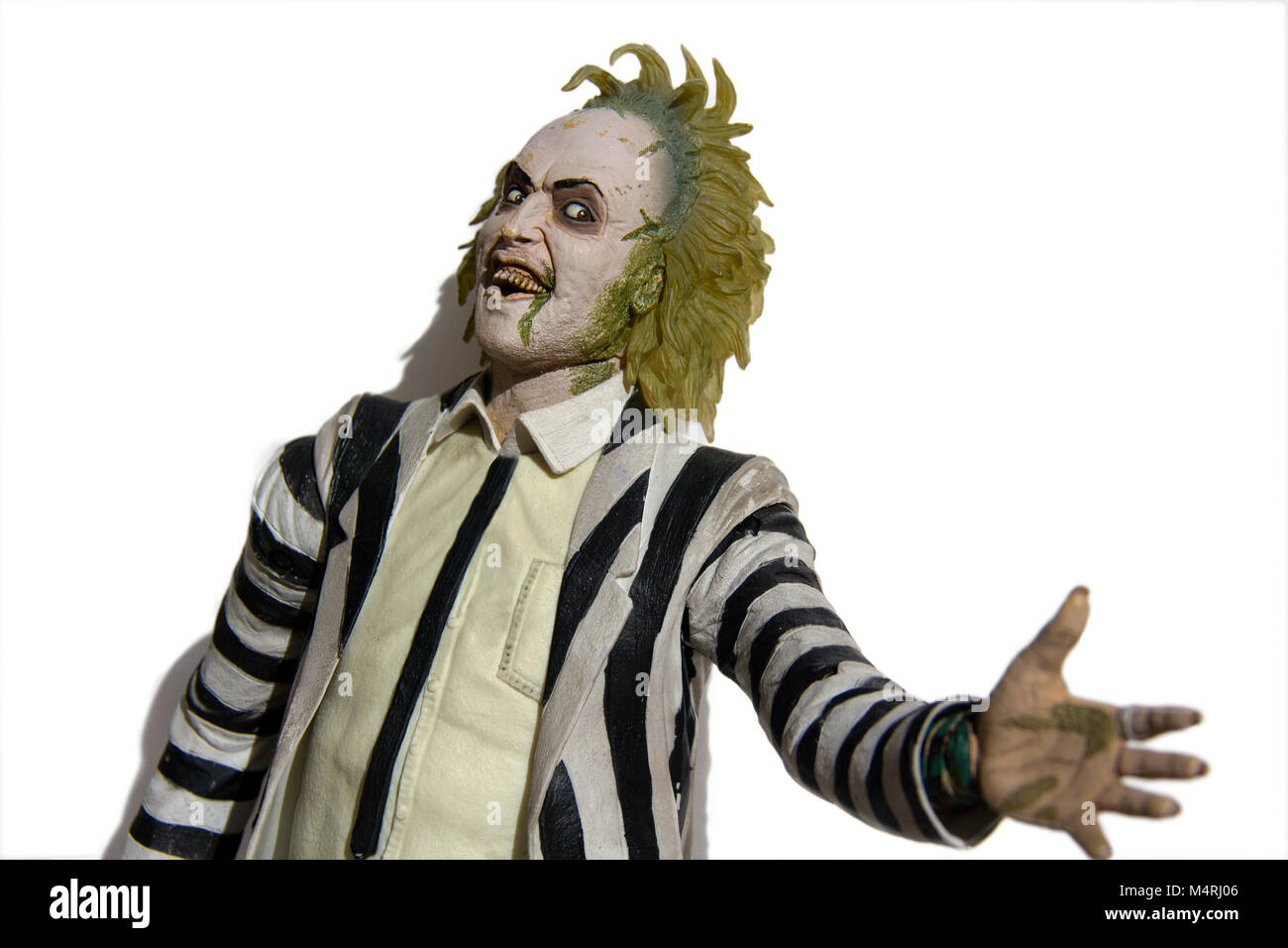 Portugal, Algarve, vers 15.02.2018. Isolé sur fond blanc droit tourné d'une manière très détaillée la figure de Beetlejuice Neca.. Banque D'Images