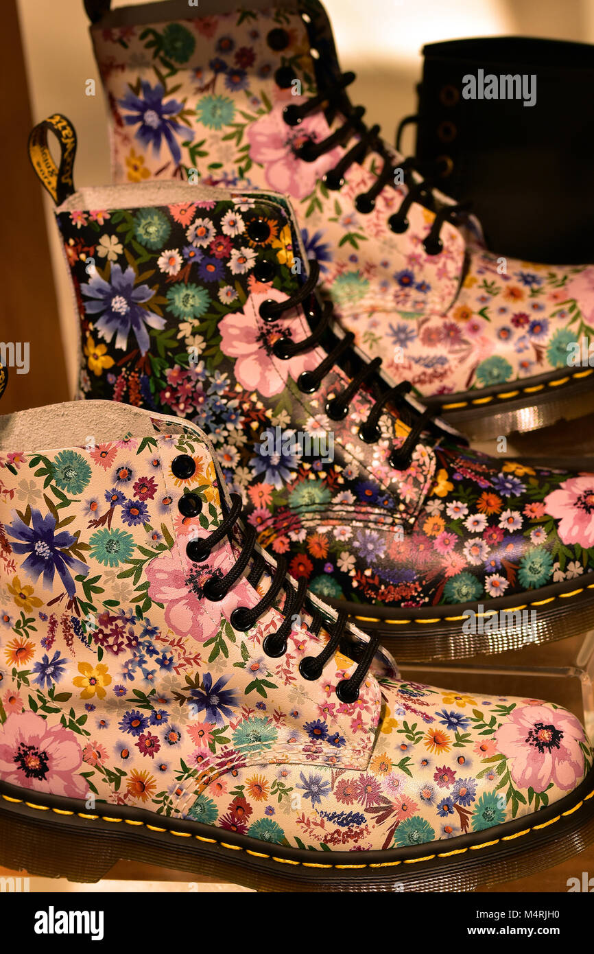 Certaines fleurs de couleurs vives et peiné conçu doc marten boots dr martens semelles sur coussin d'air chaussures déclaration alternative à la vente en magasin. Banque D'Images