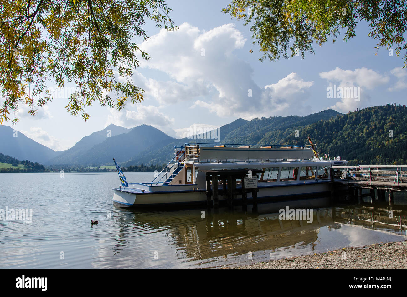 À Schliersee, on peut explorer le lac à partir d'un bateau, ce qui est très agréable en été. Banque D'Images