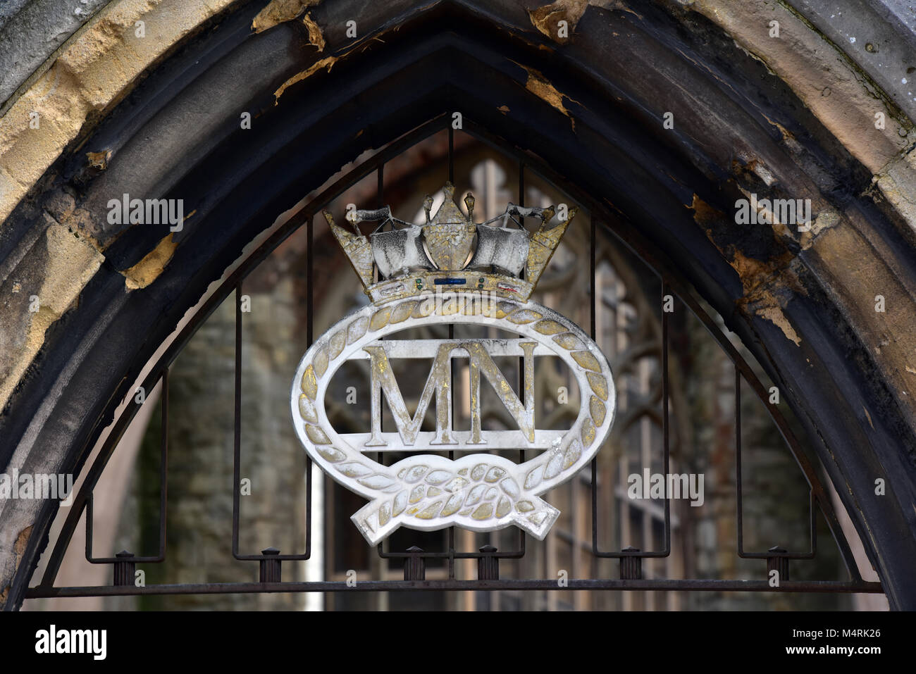 L'emblème ou de l'Insigne Insigne de la marine La marine marchande dans une voûte gothique au jardin du souvenir de la marine marchande et de l'église à Southampton, Hampshire Banque D'Images