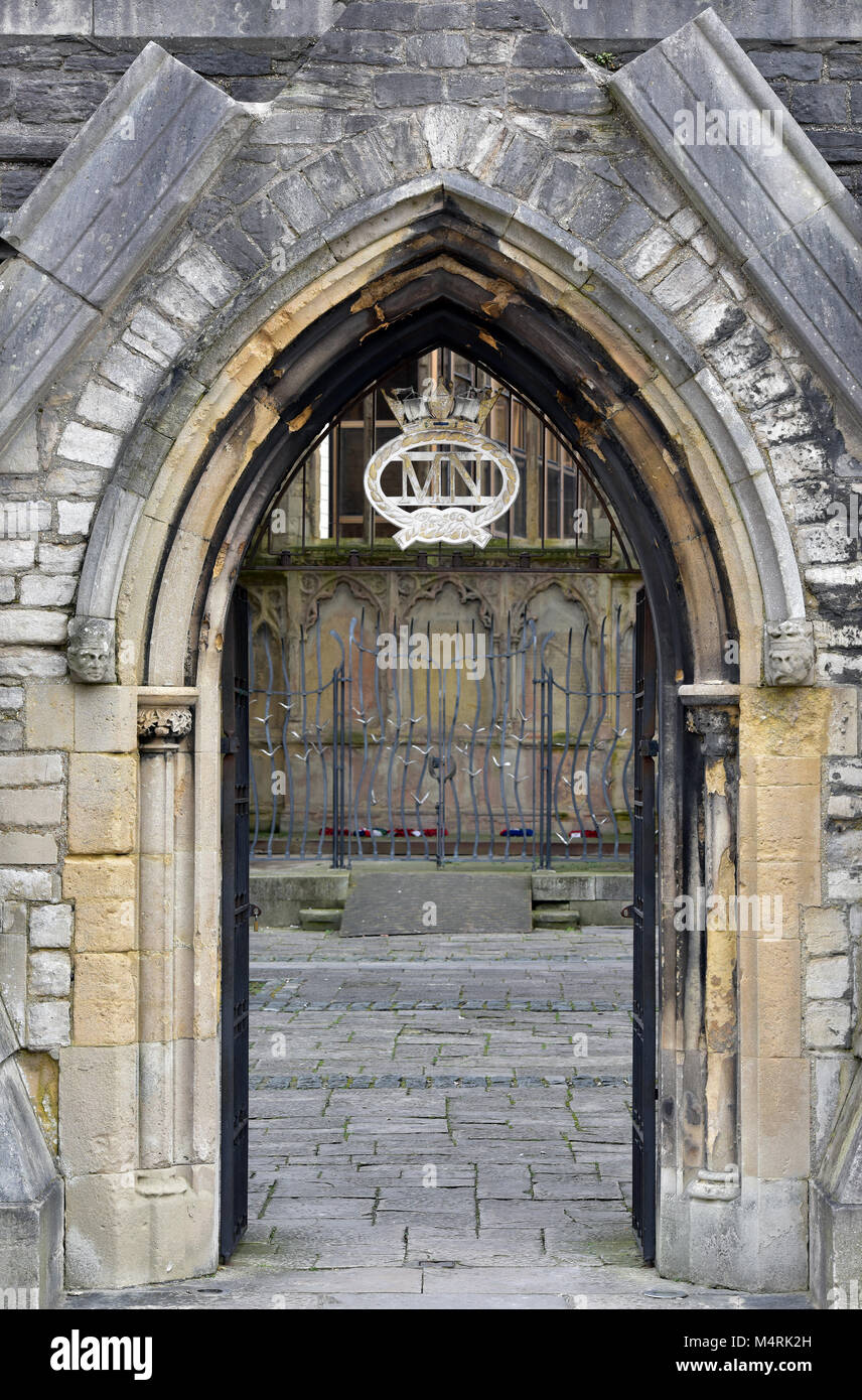 L'entrée de l'église mémorial de la marine marchande ou d'un monument au-dessus de bar dans la ville de bargate southampton. merchan naval memorial archway gothique. Banque D'Images