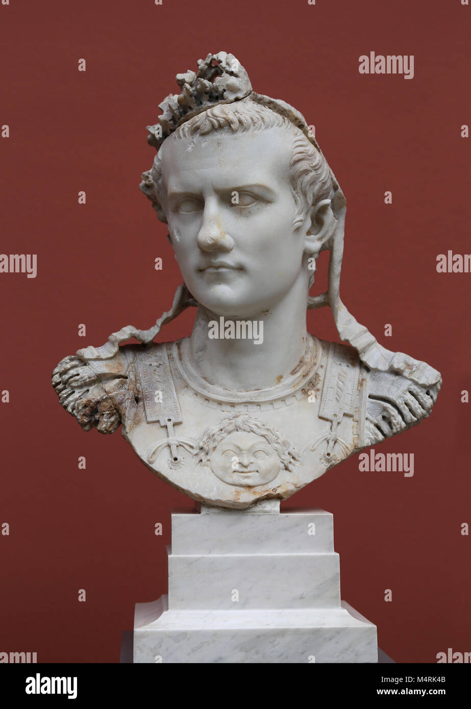 Portrait de Caligula (12-41AD). 3ème empereur romain (37-41AD) ; buste avec cuirasse, trouvé à Rome. NY Carlsberg Glyptotek. Le Danemark. Banque D'Images Portrait de Caligula (12-41AD). 3ème empereur romain (37-41AD) ; buste avec cuirasse, trouvé à Rome. NY Carlsberg Glyptotek. Le Danemark. Banque D'Images