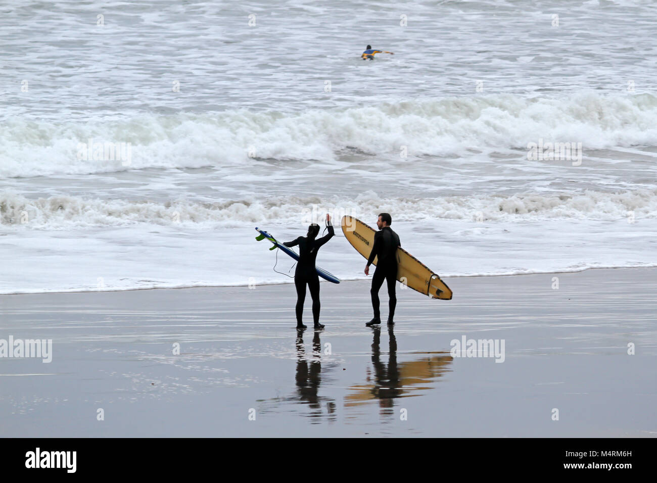 Les surfeurs sur la plage Cowell en début de soirée, Santa Cruz, California, United States Banque D'Images