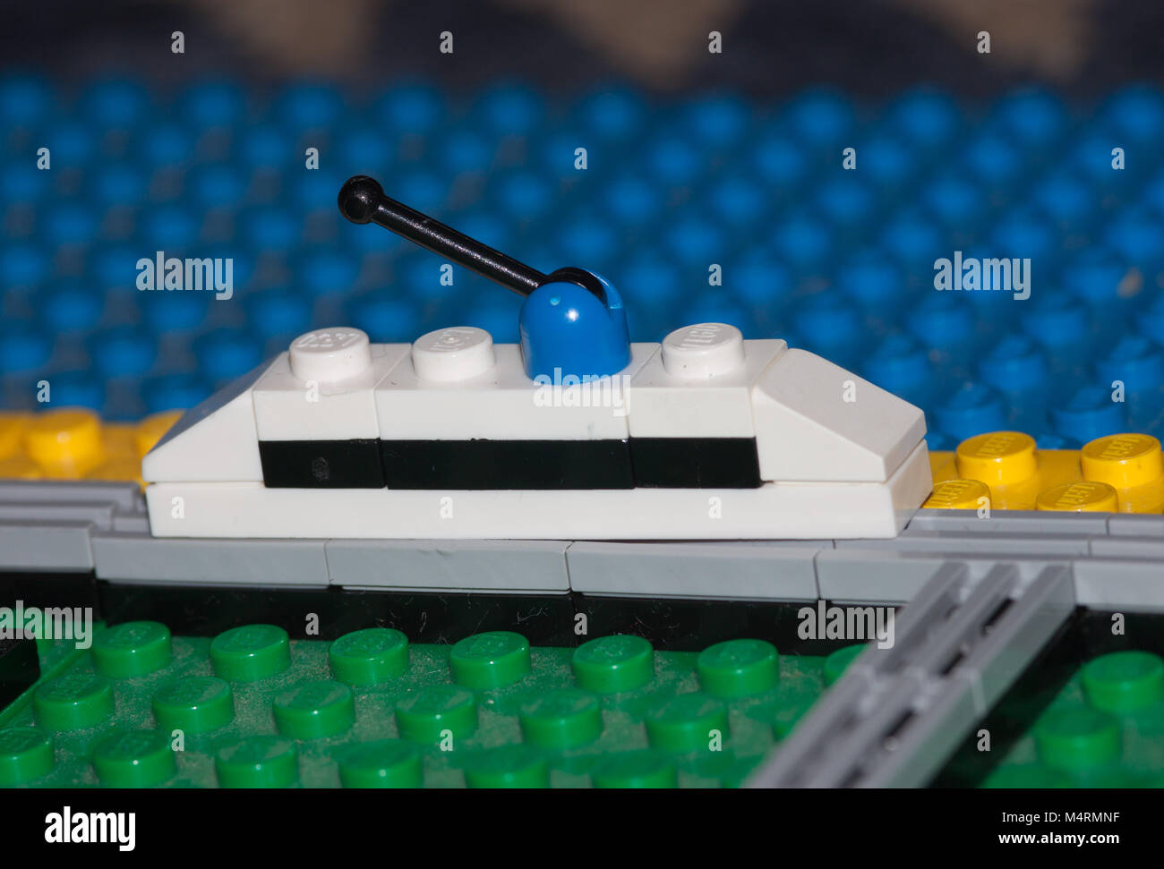 Lego échelle micro express avec pantographe de piste lego à seaside Photo  Stock - Alamy