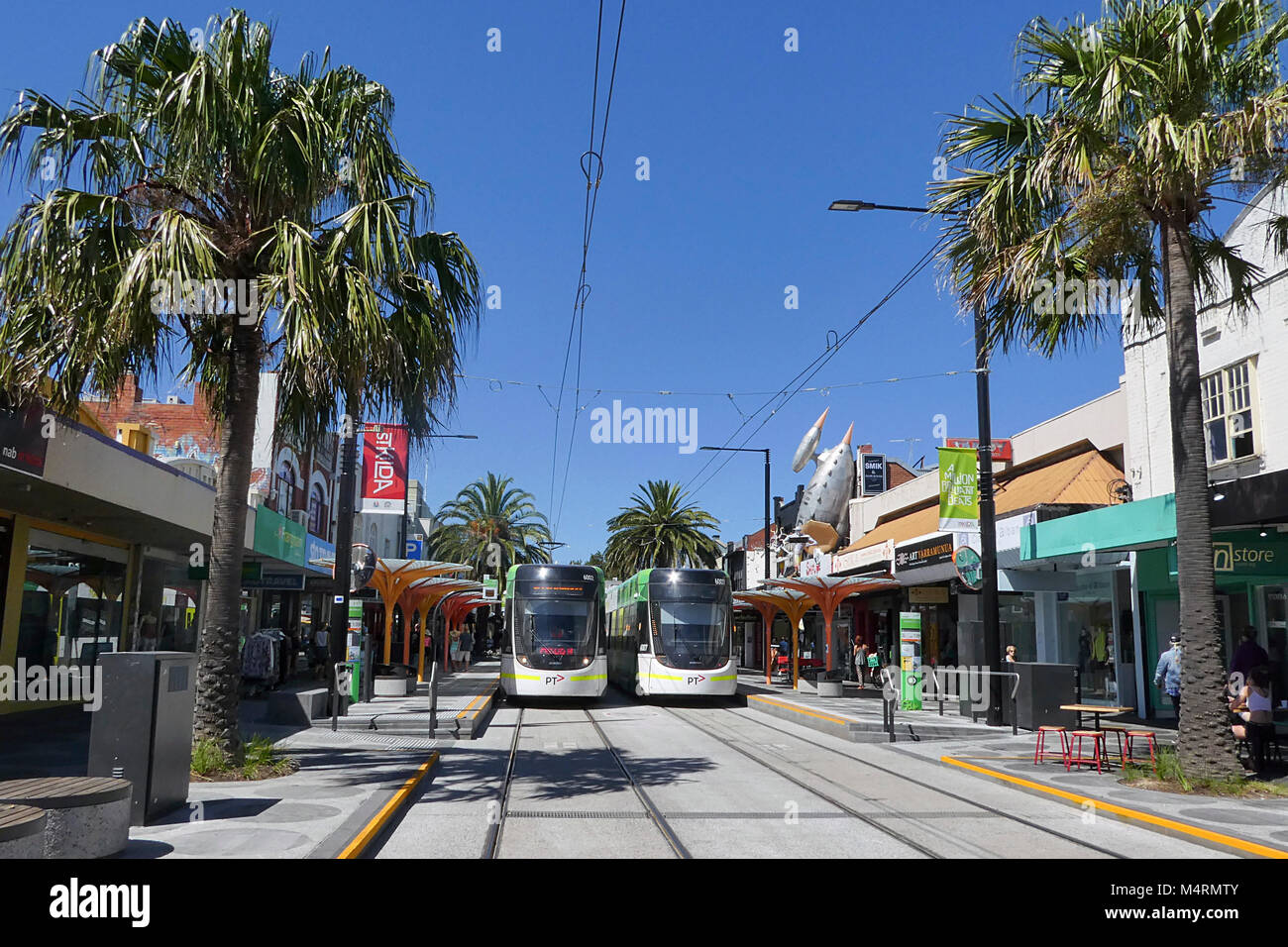 St Kilda, Melbourne, Australie : Mars 07, 2017 : deux tramways électriques sont des temps d'attente à l'arrêt de tramway Acland Street à St Kilda. Banque D'Images