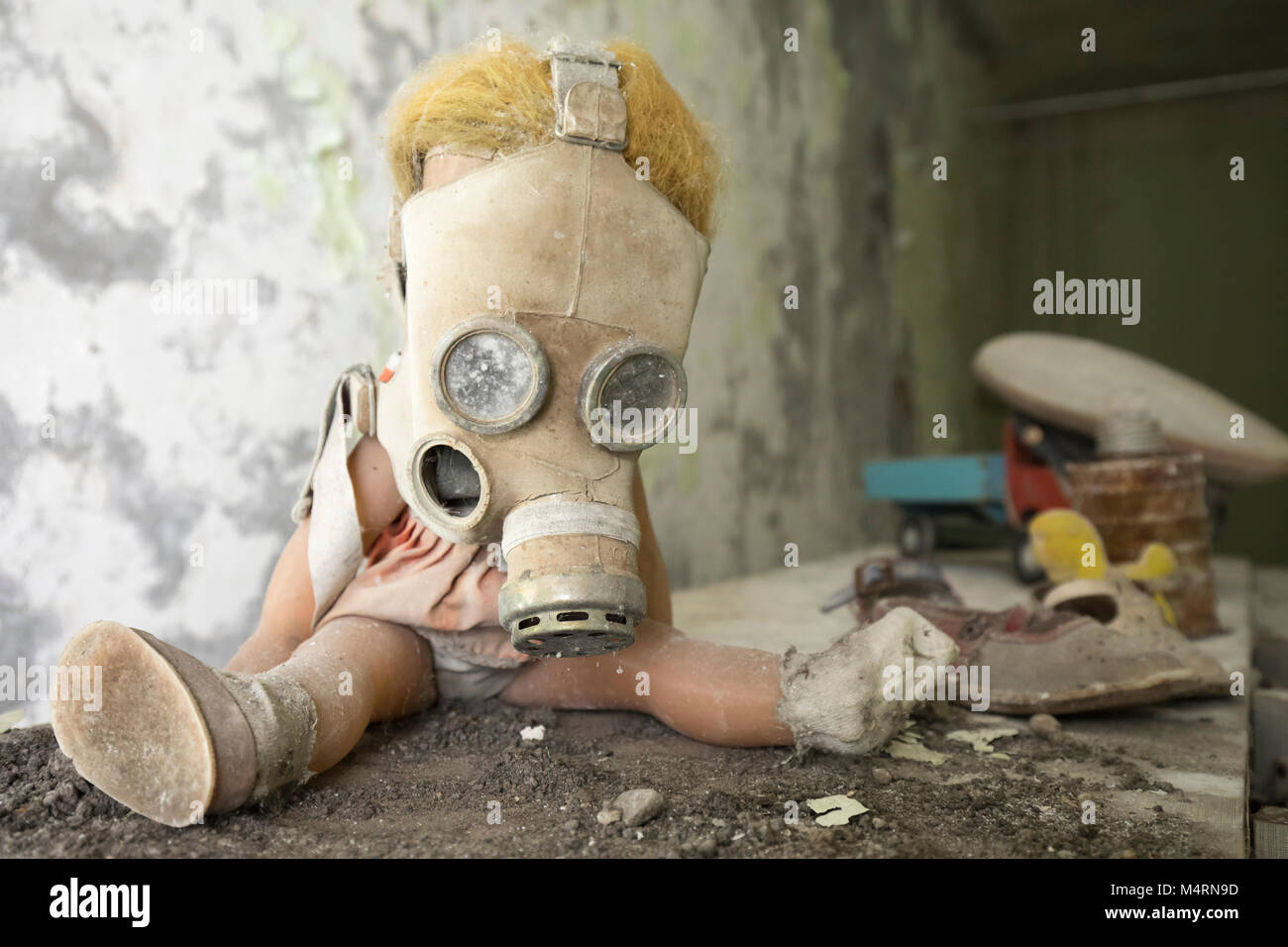 Une poupée d'enfant est habillé avec un masque à gaz dans la ville  abandonnée de Pripyat, Tchernobyl, l'Ukraine Photo Stock - Alamy
