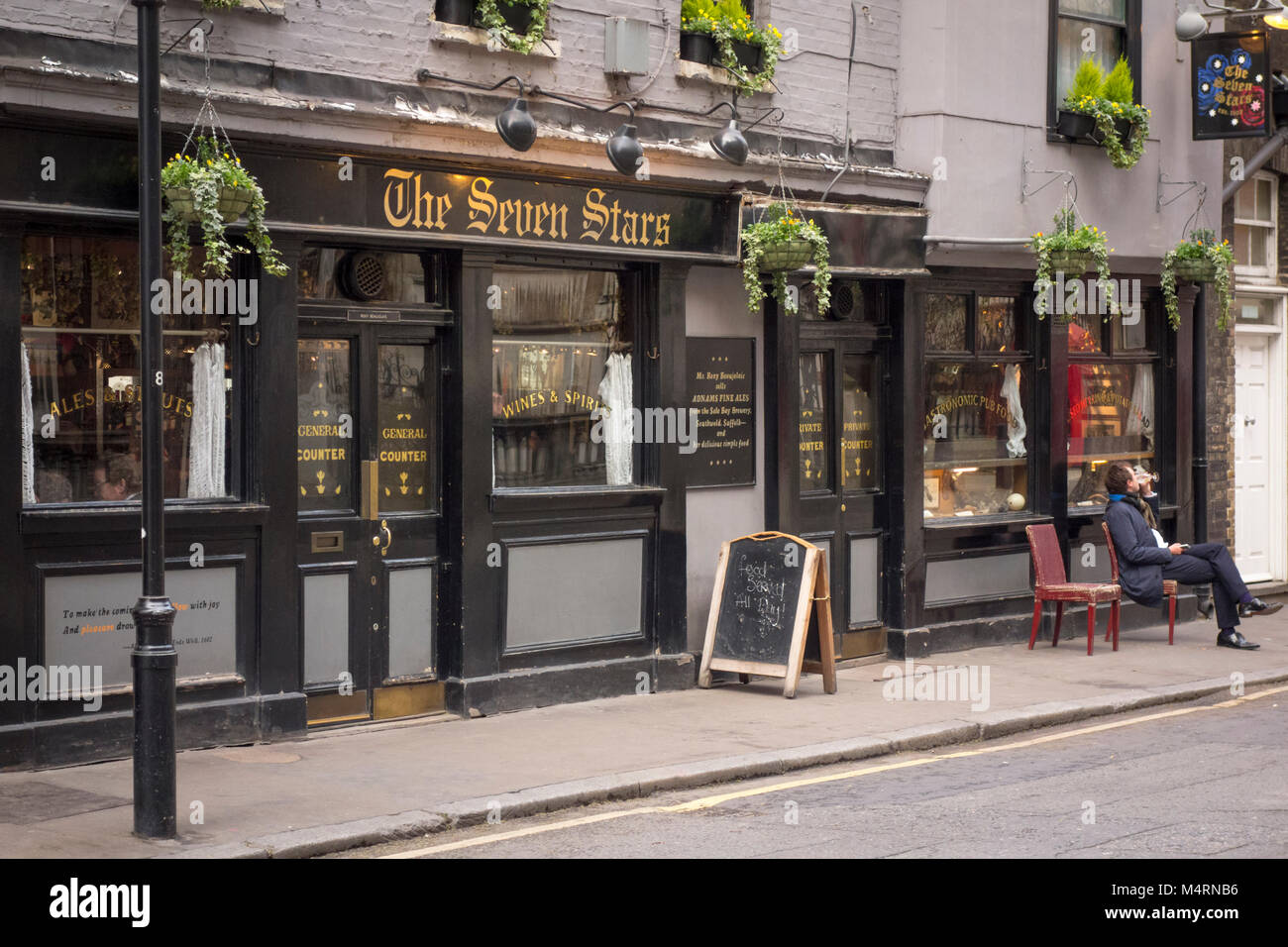 L'homme en dehors de la potable sept étoiles pub, Carey Street, Holborn, London, UK Banque D'Images