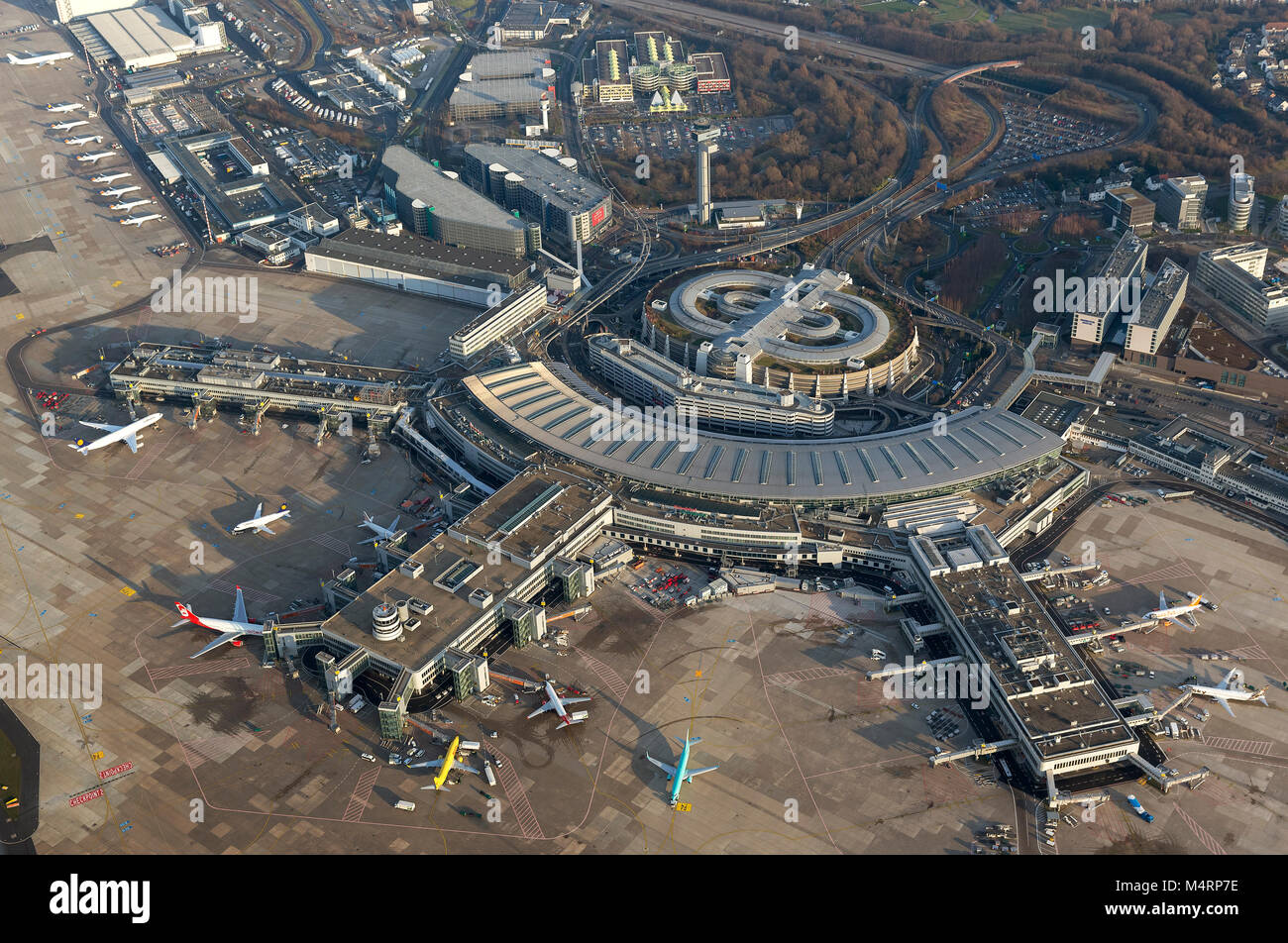 Vue aérienne, l'Aéroport International de Düsseldorf, la borne A, B, C, la manipulation des doigts, hôtel d'aéroport, l'autoroute A44, tour, la plus haute tour d'Europe, l'examen DHS Banque D'Images