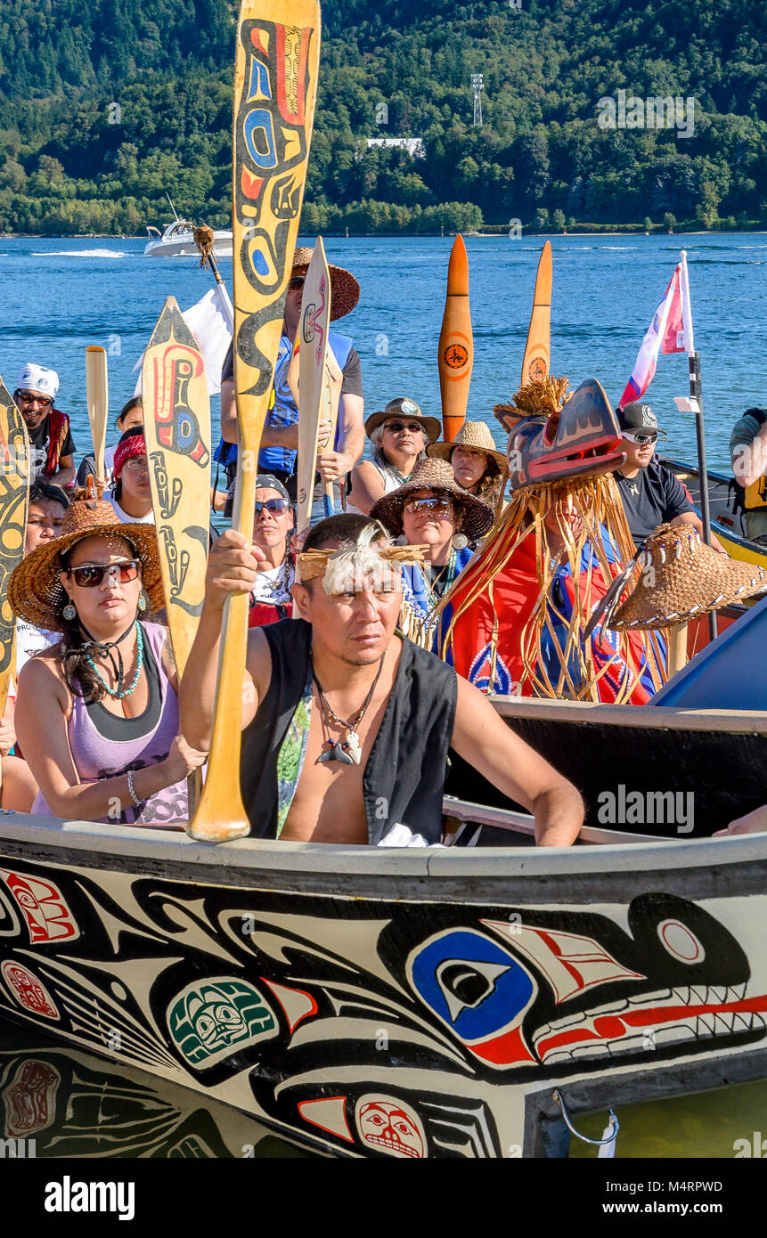 Beaucoup de gens, un canot. Les Premières Nations Salish, Rassemblement de canots pour protéger la mer des Salish, le 1 septembre 2012. En attendant bienvenue à Whey-ah-Wichen (Ca Banque D'Images