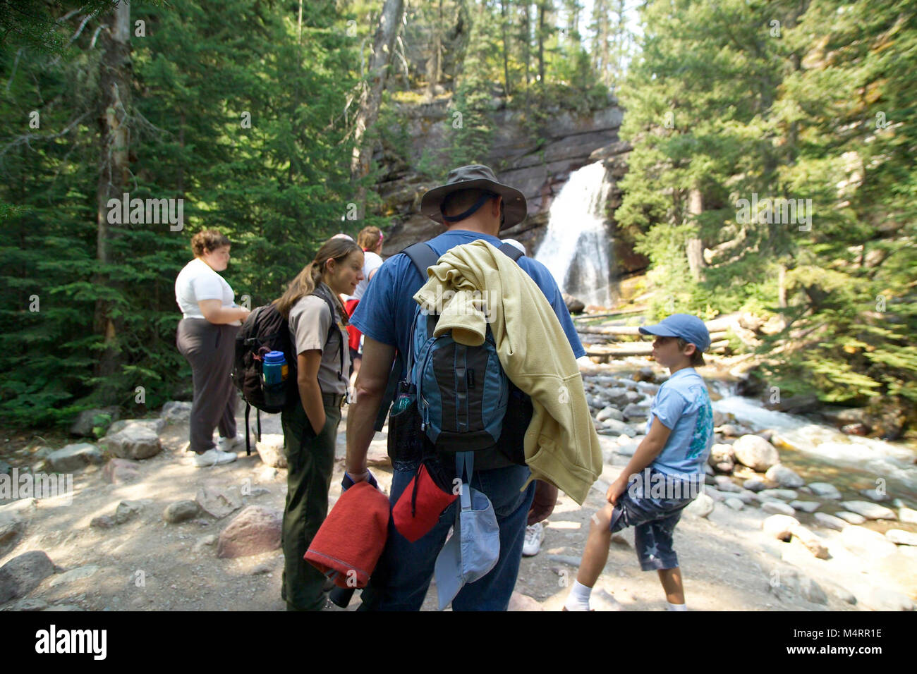 Comme beaucoup de visiteurs de visiter Baring Falls - accessible par une courte randonnée soit à partir de la Passe-à-la-Sun Road ou en prenant un bateau de Soleil Levant ici, les visiteurs interagissent avec les rangers-interprète qui les a guidés..Les visiteurs avec un ranger à Baring Falls. Banque D'Images