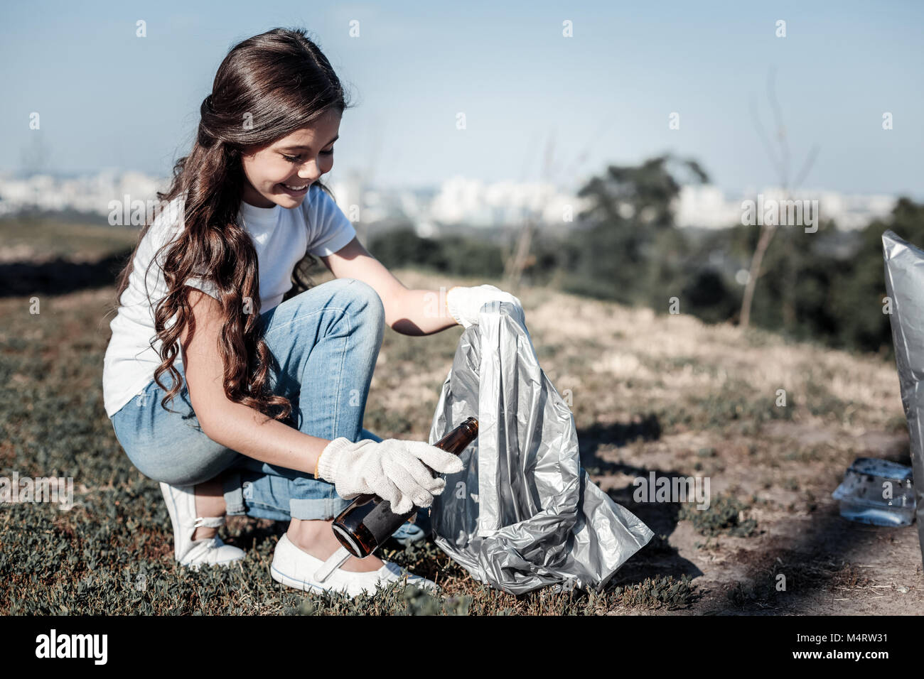 Cheerful girl holding positive une bouteille en verre Banque D'Images