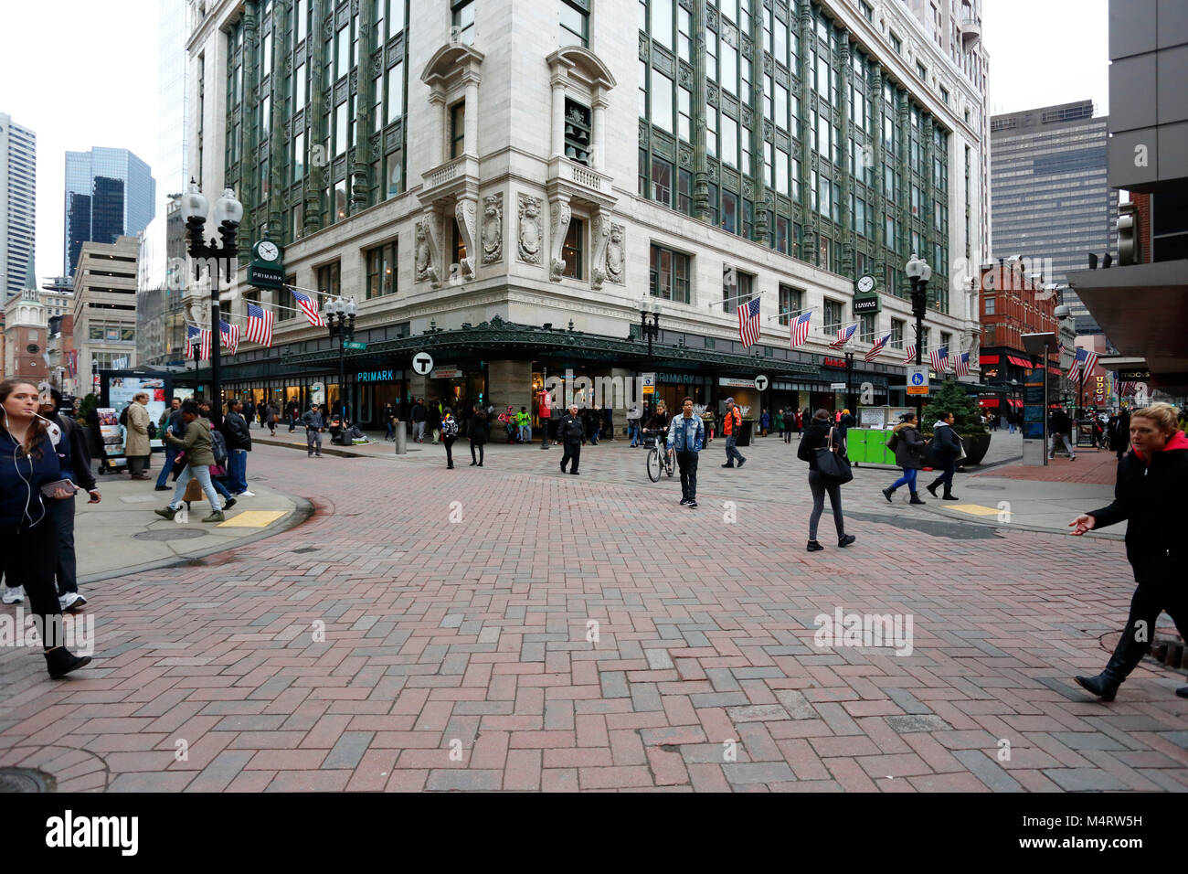 Les touristes, les acheteurs, les navetteurs et les criminels communs traversent des chemins à l'intersection de Summer et Washington à Downtown Crossing, Boston, ma Banque D'Images