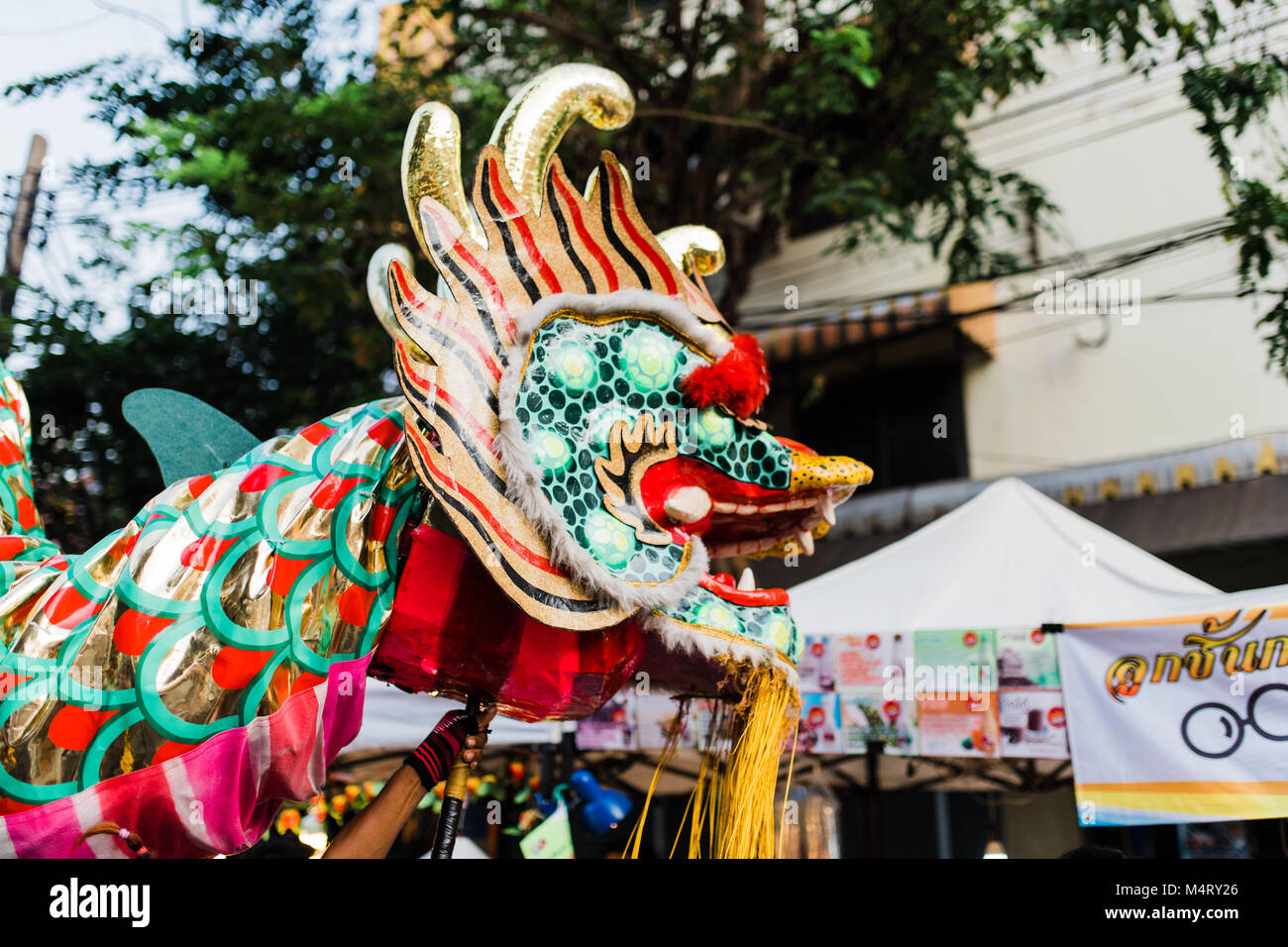 BANGKOK, THAÏLANDE - 18 février, 2018 : un costume de dragon tradional parades dans les rues pendant le Nouvel An chinois. Banque D'Images