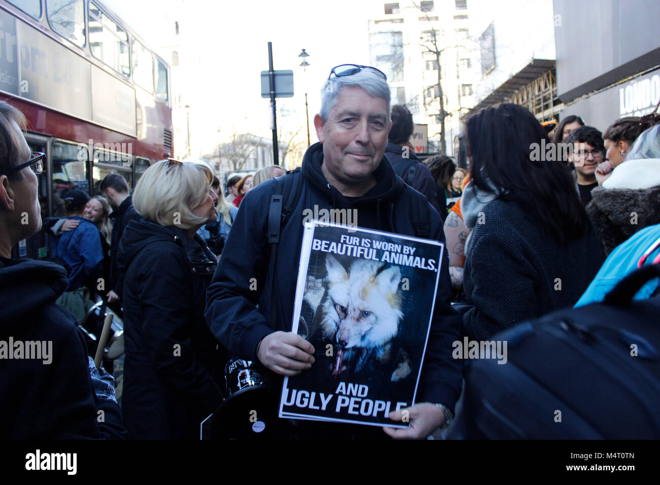 Londres, Royaume-Uni. Feb 17, 2018. London Fashion Week 17-02-18 street style et protester contre la fourrure.Crédit : Alex Cavendish/Alamy Live News Banque D'Images