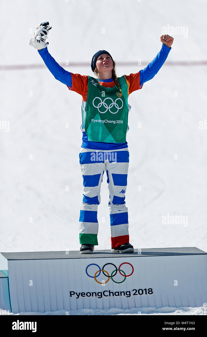 Pyeongchang, Corée du Sud. 16 Février, 2018. Snowboarder Michele Moioli d'Italie, médaille d'or célèbre sur le podium à l'WomenÃ¢â€ Snowboard au Jeux Olympiques d'hiver de PyeongChang 2018 au Phoenix parc de neige le vendredi 16 février 2018. Crédit : Paul Kitagaki Jr./ZUMA/Alamy Fil Live News Banque D'Images