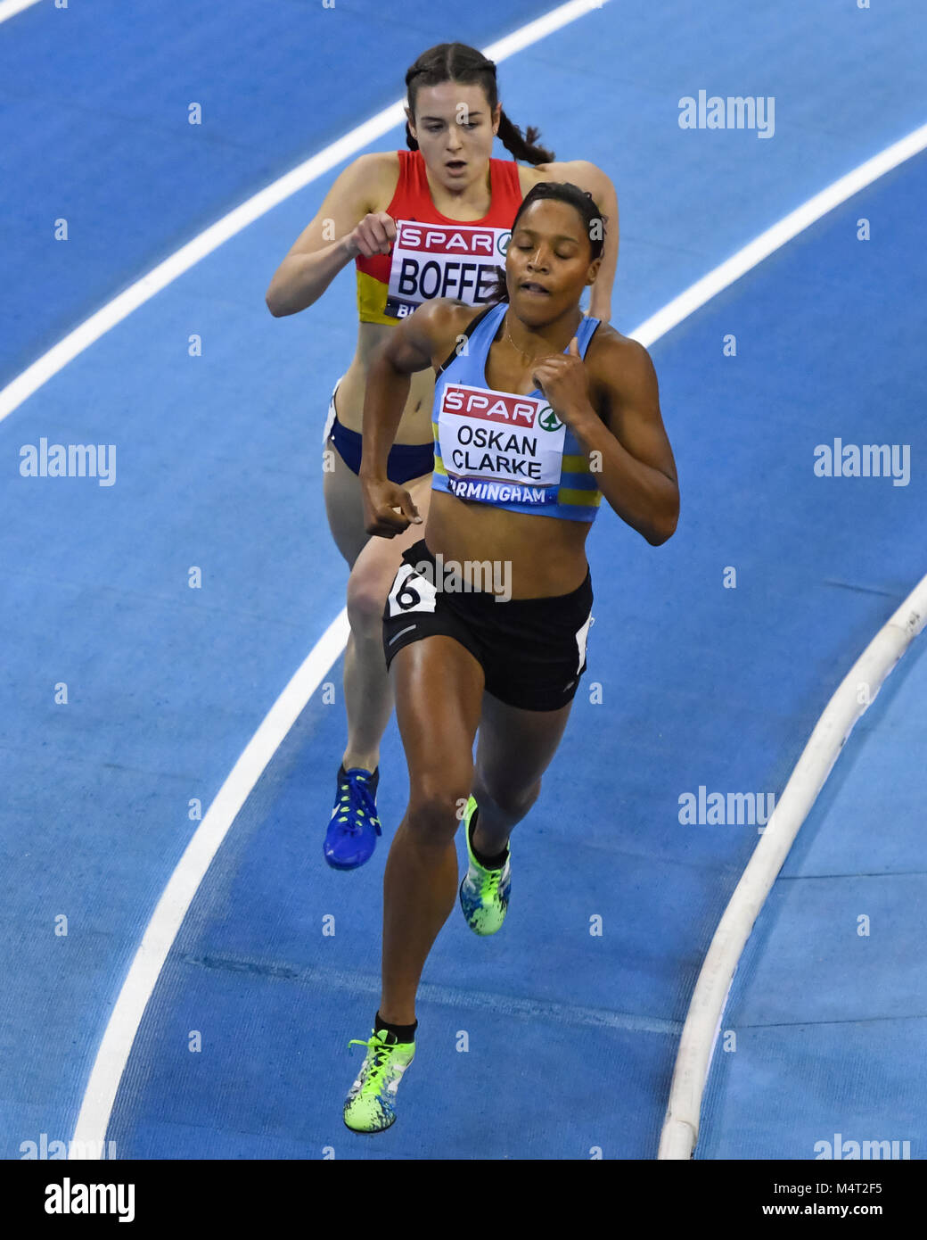 Shaelayna Oskan-Clarke (avant) annonce Isabelle Boffey en action aujourd'hui, au cours du 800 m femmes 1/3 chauffe pendant la course d'athlétisme britannique SPAR Indoor Championships 2018 Arena à Birmingham le Samedi, 17 février 2018. BIRMINGHAM ENGLAND. Credit : Crédit : Wu G Taka Taka Wu/Alamy Live News Banque D'Images