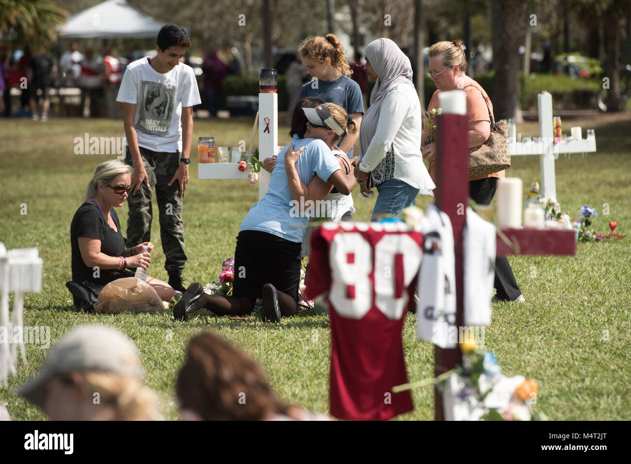 Parc, Florida, USA. Feb 17, 2018. Les élèves, les parents et la communauté sont réunis au Parc des Sentiers de pins dans un parc pour pleurer la mort de 17 Marjory Stoneman Douglas dans l'école de tir de masse élevée. Ben-Ezzer Crédit : Orit/ZUMA/Alamy Fil Live News Banque D'Images