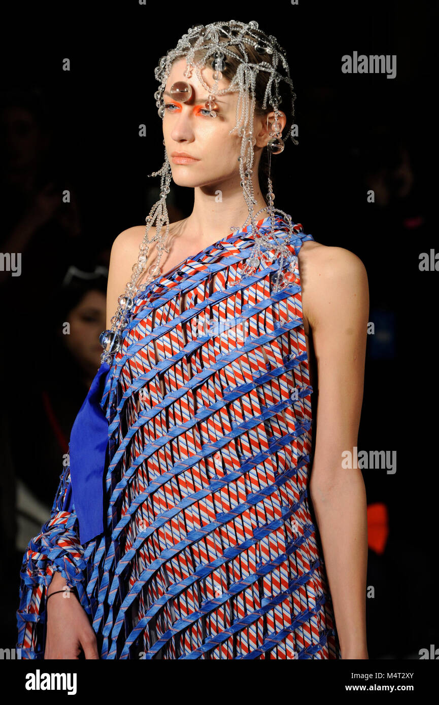 Sur le modèle catwalk au Susan Fang à la Fashion fashion show AW Scout18 à Freemasons Hall, Covent Garden, Londres, Royaume-Uni. La mode du Scoutisme a lieu pendant la Semaine de la mode de Londres. Susan est diplômée de Central Saint Martins en 2015. 17 février 2018. Crédit : Antony l'ortie/Alamy Live News Banque D'Images