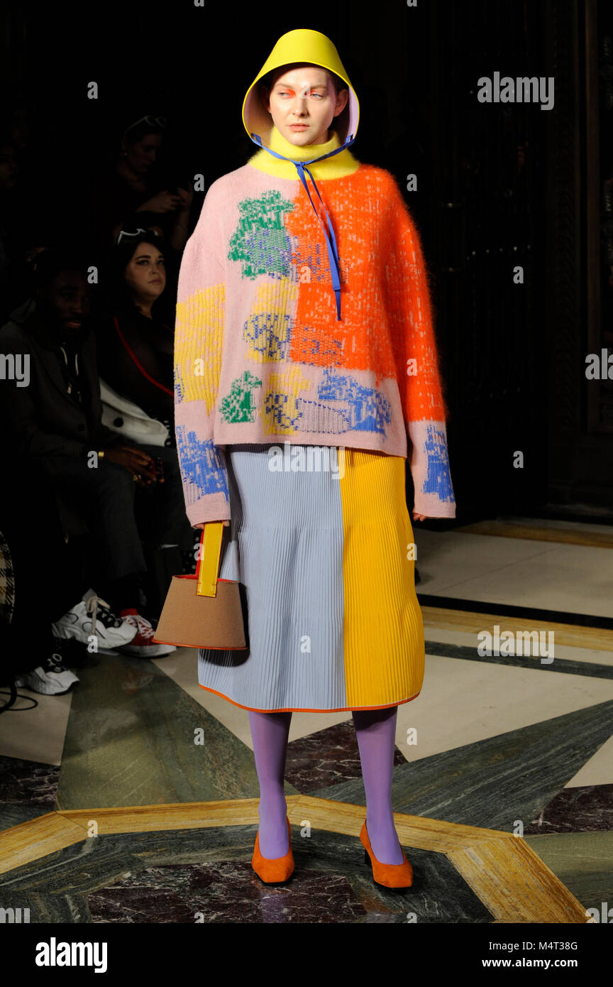 Sur le modèle catwalk au je-suis-chen au Fashion fashion show AW Scout18 à Freemasons Hall, Covent Garden, Londres, Royaume-Uni. La mode du Scoutisme a lieu pendant la Semaine de la mode de Londres. Zhi Chen a étudié le génie à l'origine en Chine, avant de la quitter pour poursuivre la mode à New York puis au London College of Fashion, où elle a reçu une distinction en 2017 pour ses techniques de tricot avancé. 17 février 2018. Crédit : Antony l'ortie/Alamy Live News Banque D'Images