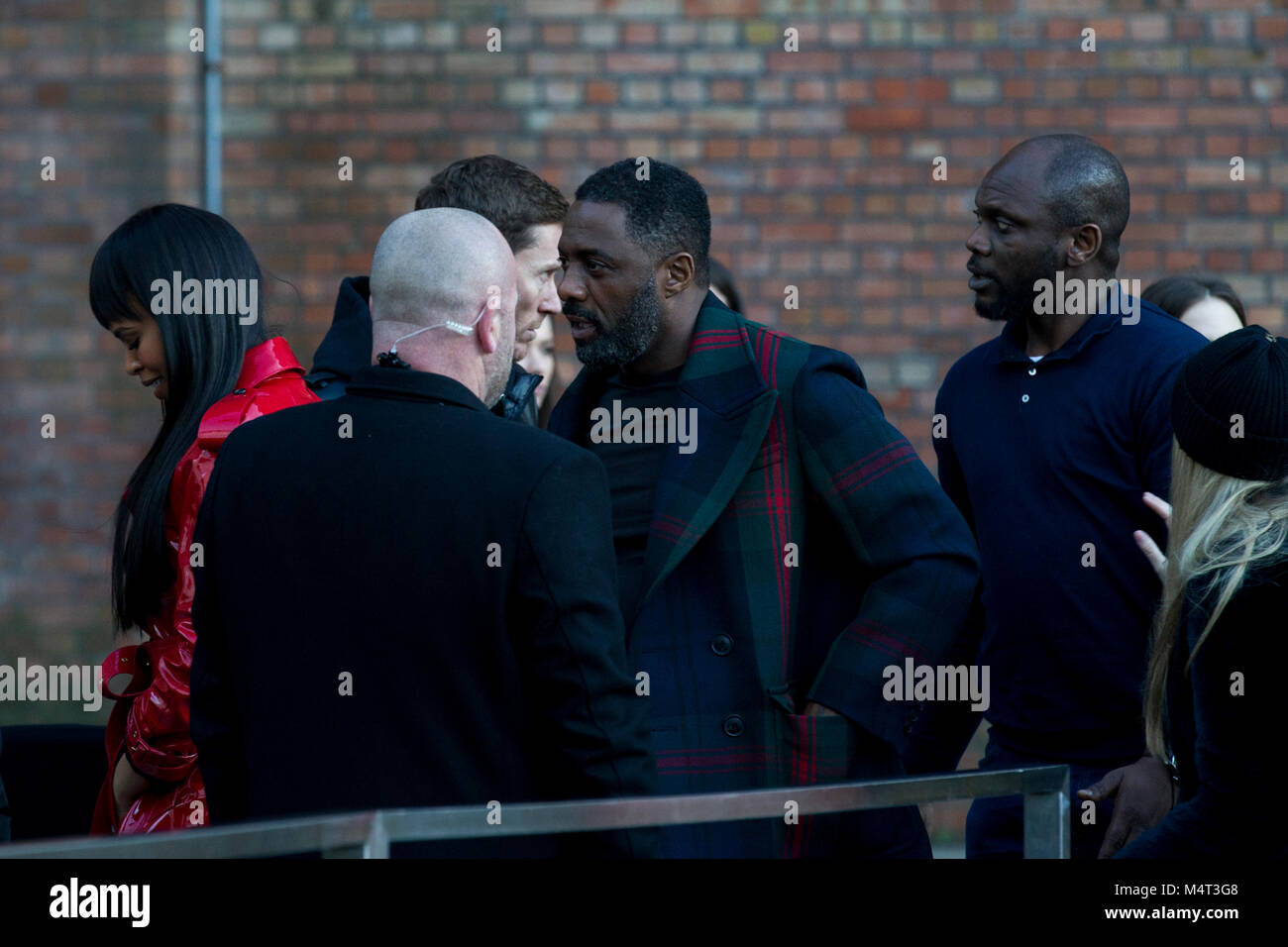 Idris Alba et fiancée Sabrina Dhowre arrivent à Burberry London Fashion Week show où ils ont été accueillis par plus d'une centaine de manifestants anti-fourrure. Crédit : John Clarke/Alamy Live News Crédit : John Clarke/Alamy Live News Banque D'Images