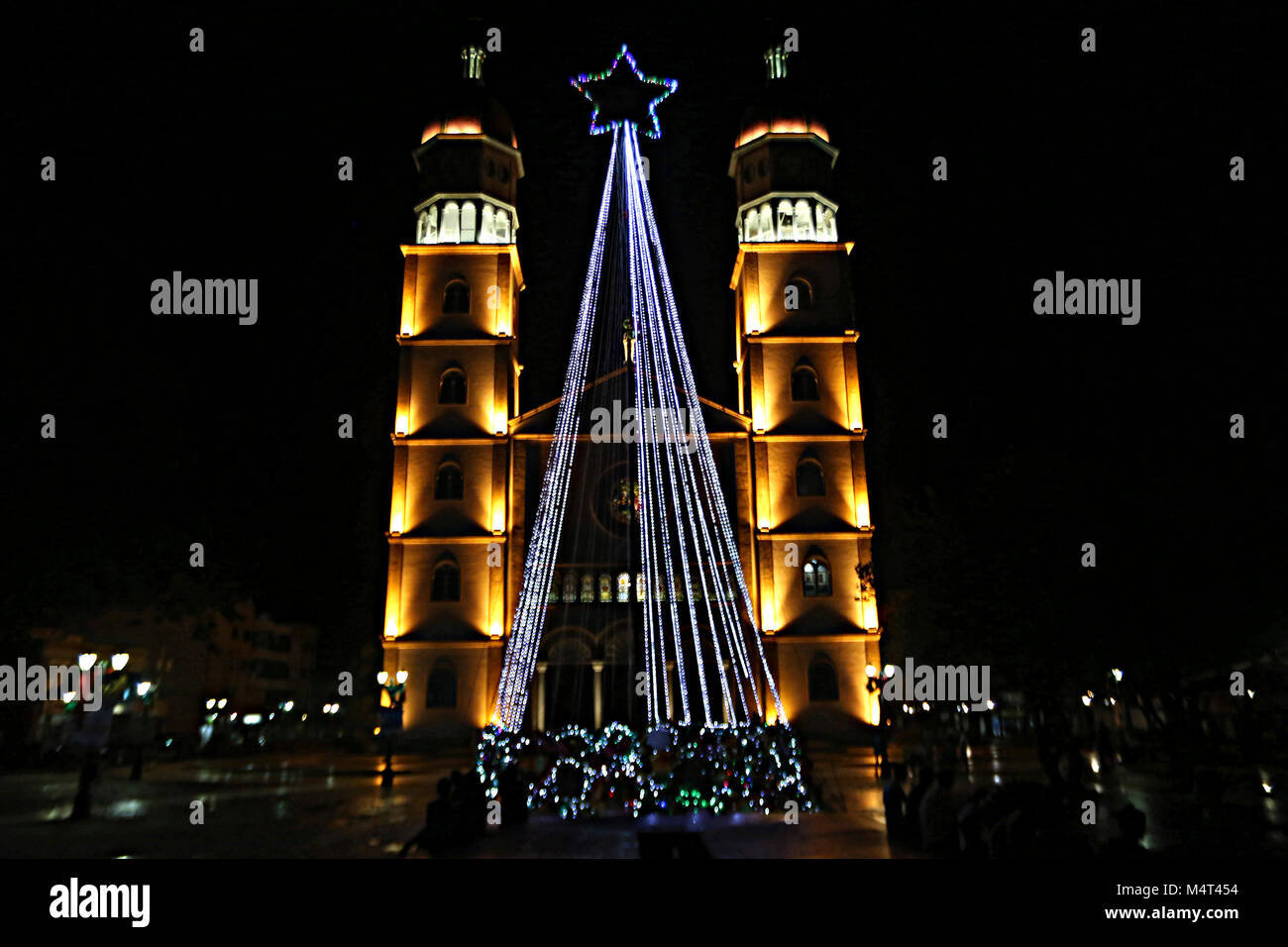 Maturin, Monagas, Venezuela. 24 Nov, 2014. Le 24 novembre 2014 . La Cathédrale de Notre Dame de Carmen est un temple catholique situé dans Matur'n, Monagas, état du Venezuela. Il est le plus grand et le mieux décoré église dans le pays, aussi par la hauteur de ses dômes, est considéré comme le deuxième plus élevé de l'Amérique latine précédé de la Basilique Notre Dame de Guadalupe à Mexico. Sa construction a débuté le 16 juillet 1959, précisément le jour de Nuestra Se''"ora del Carmen, et a été inauguré 22 ans plus tard, le 23 mai 1981. Matur'n, Monagas, État du Venezuela. Photo : Juan Carlos Hernandez (Crédit Banque D'Images