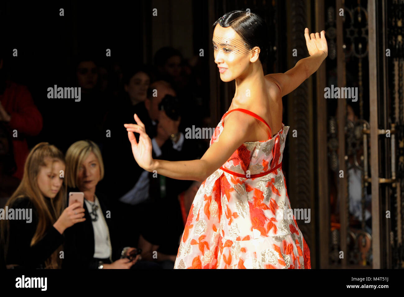 Jia Zhang de l'English National Ballet à l'Rohmir portez au Fashion fashion show AW Scout18 à Freemasons Hall, Covent Garden, Londres, Royaume-Uni. La mode du Scoutisme a lieu pendant la Semaine de la mode de Londres. Olga Roh est le designer suisse derrière le groupe Rohmir. L'extravangza Rohmir catwalk inclus les deux modèles et des danseurs. 17 février 2018. Crédit : Antony l'ortie/Alamy Live News Banque D'Images