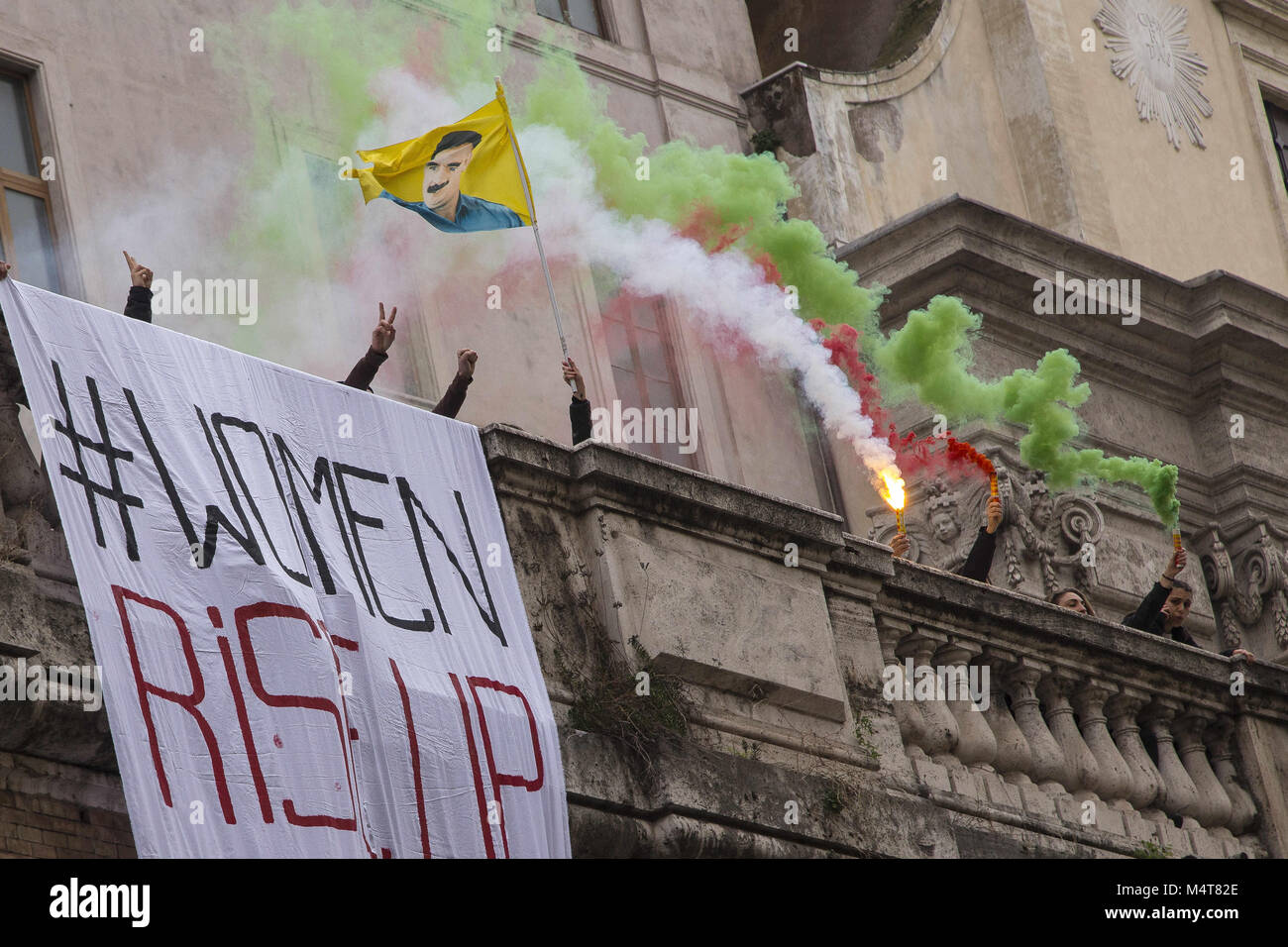 Rome, Italie. Feb 17, 2018. Vu sur des manifestants un appartement balcon de la couleur du drapeau kurde avec la fumée. La communauté kurde italien a démontré à Rome contre l'assaut de la Turquie sur la région kurde de Syrie Afrin. L'armée turque a attaqué des combattants kurdes depuis le 20 janvier.Les manifestants réclament la libération de leader du PKK, Abdullah Ocalan, parmi d'autres prisonniers politiques et en solidarité avec la résistance de la population kurde en Afrin. Credit : Danilo Campailla/SOPA/ZUMA/Alamy Fil Live News Banque D'Images