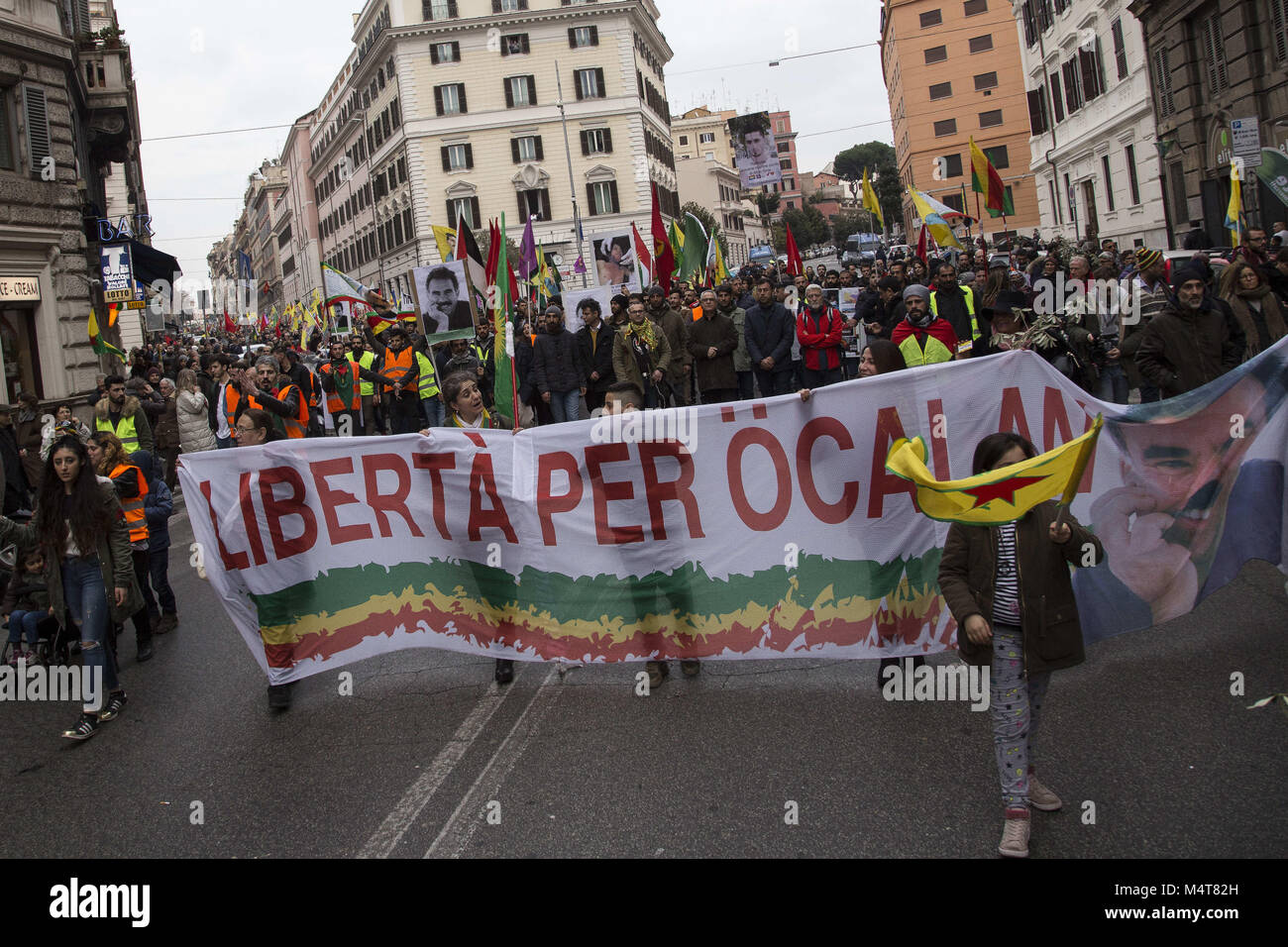 Rome, Italie. Feb 17, 2018. Vu les manifestants tenant une grande banderole pendant la manifestation. La communauté kurde italien a démontré à Rome contre l'assaut de la Turquie sur la région kurde de Syrie Afrin. L'armée turque a attaqué des combattants kurdes depuis le 20 janvier.Les manifestants réclament la libération de leader du PKK, Abdullah Ocalan, parmi d'autres prisonniers politiques et en solidarité avec la résistance de la population kurde en Afrin. Credit : Danilo Campailla/SOPA/ZUMA/Alamy Fil Live News Banque D'Images