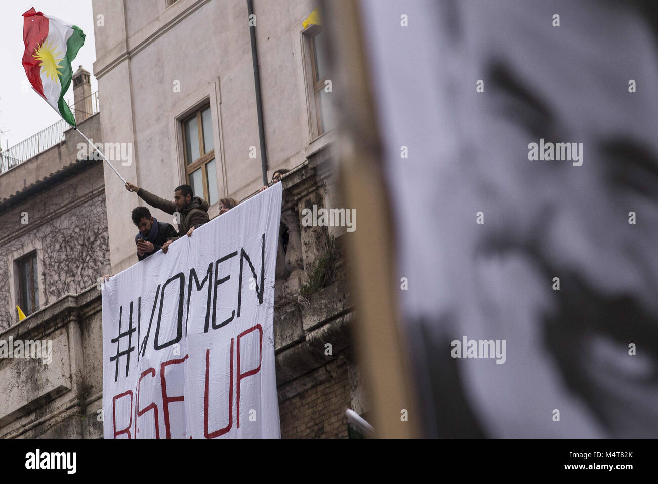 Rome, Italie. Feb 17, 2018. Vu les manifestants sur un balcon Appartement' sensibilisation drapeau kurde. La communauté kurde italien a démontré à Rome contre l'assaut de la Turquie sur la région kurde de Syrie Afrin. L'armée turque a attaqué des combattants kurdes depuis le 20 janvier.Les manifestants réclament la libération de leader du PKK, Abdullah Ocalan, parmi d'autres prisonniers politiques et en solidarité avec la résistance de la population kurde en Afrin. Credit : Danilo Campailla/SOPA/ZUMA/Alamy Fil Live News Banque D'Images